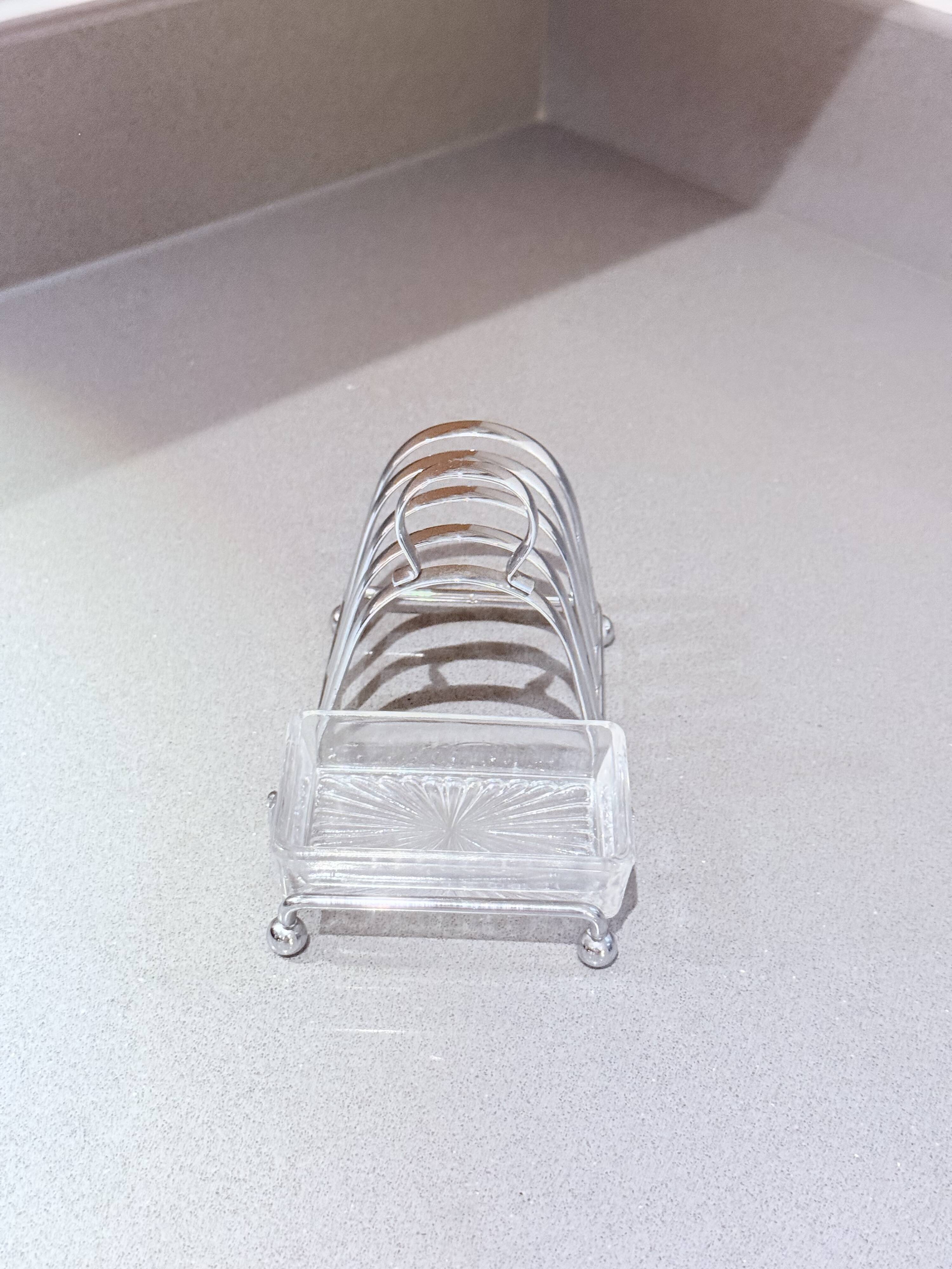Porte-toast en argent massif Art Déco avec plateau assorti, beurrier en cristal et couteau.