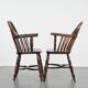 Ensemble ancien de 8 très belles chaises/fauteuils Windsor anglais, avec une belle palette de couleurs et une jolie patine.