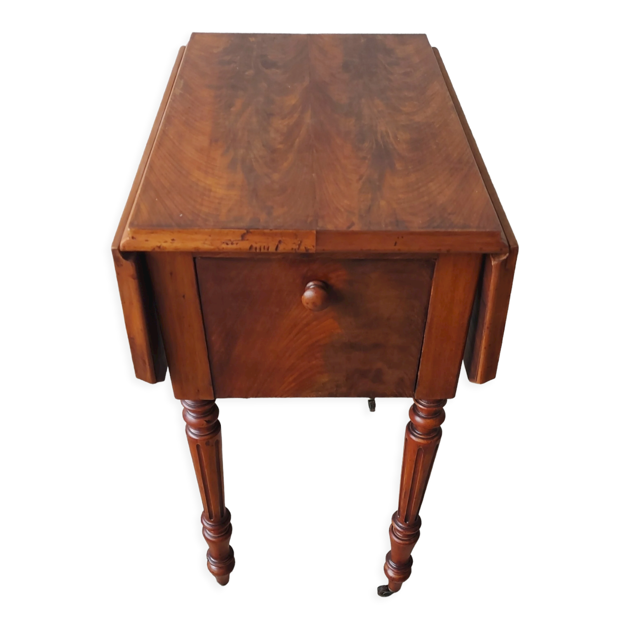 Work side table also known as tabee pipi