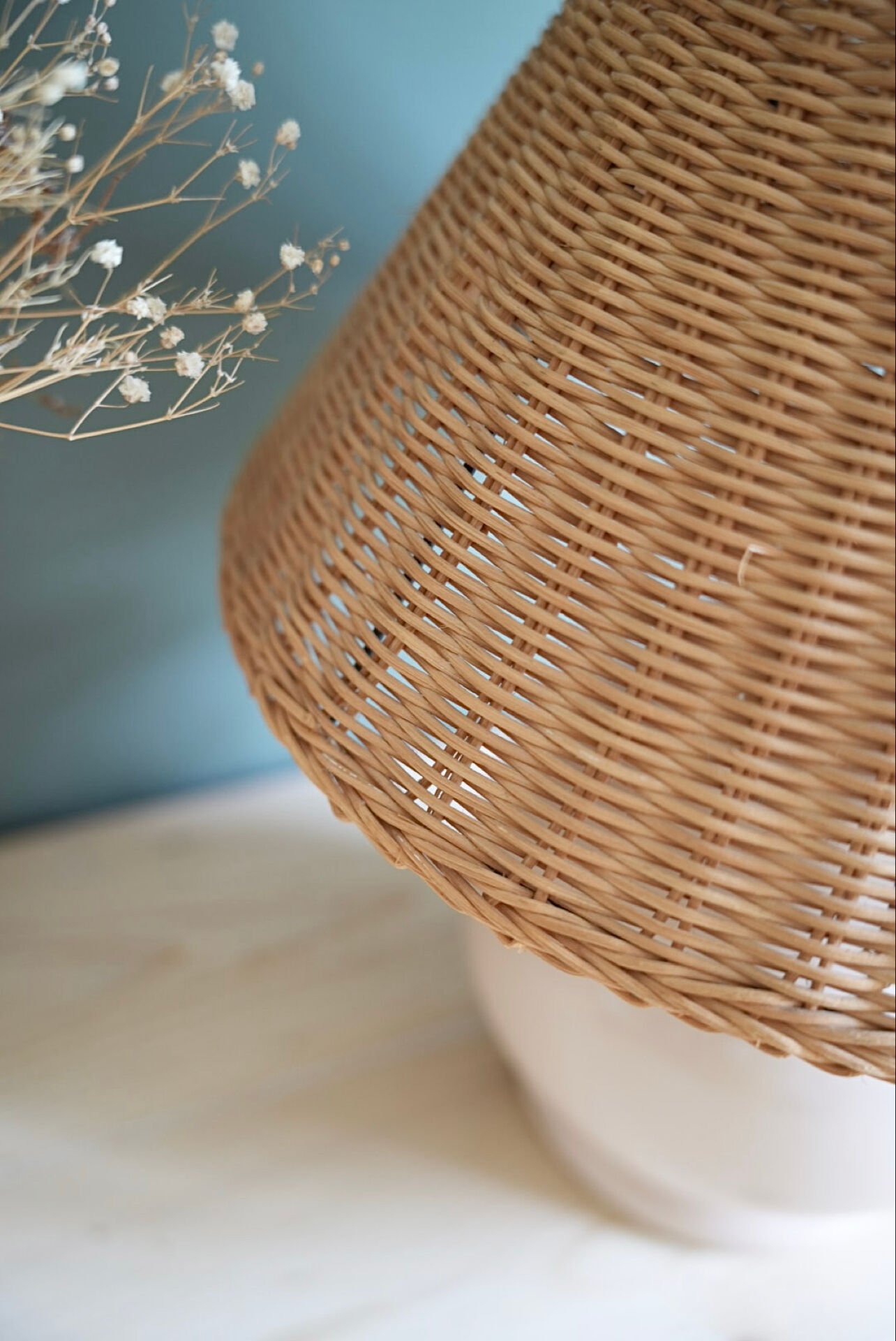 Ceramic and rattan table lamp