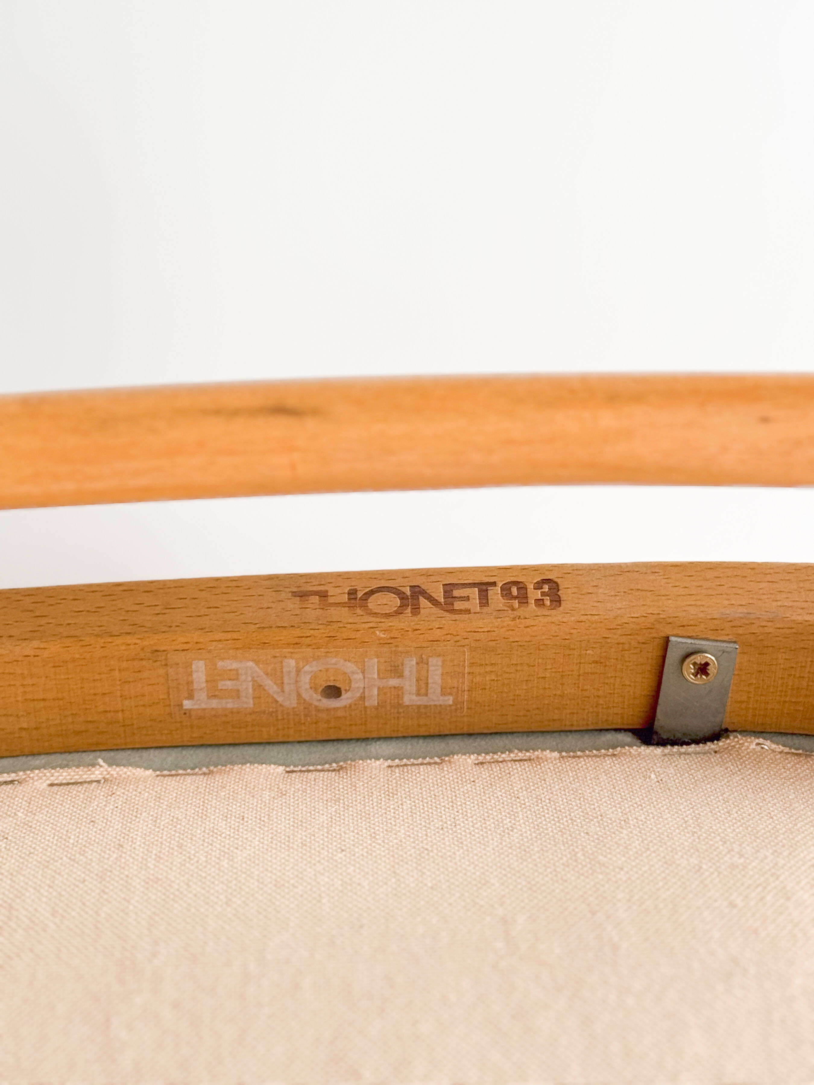 Ensemble de 4 chaises Thonet 215P en hêtre avec cannage d’origine et velour