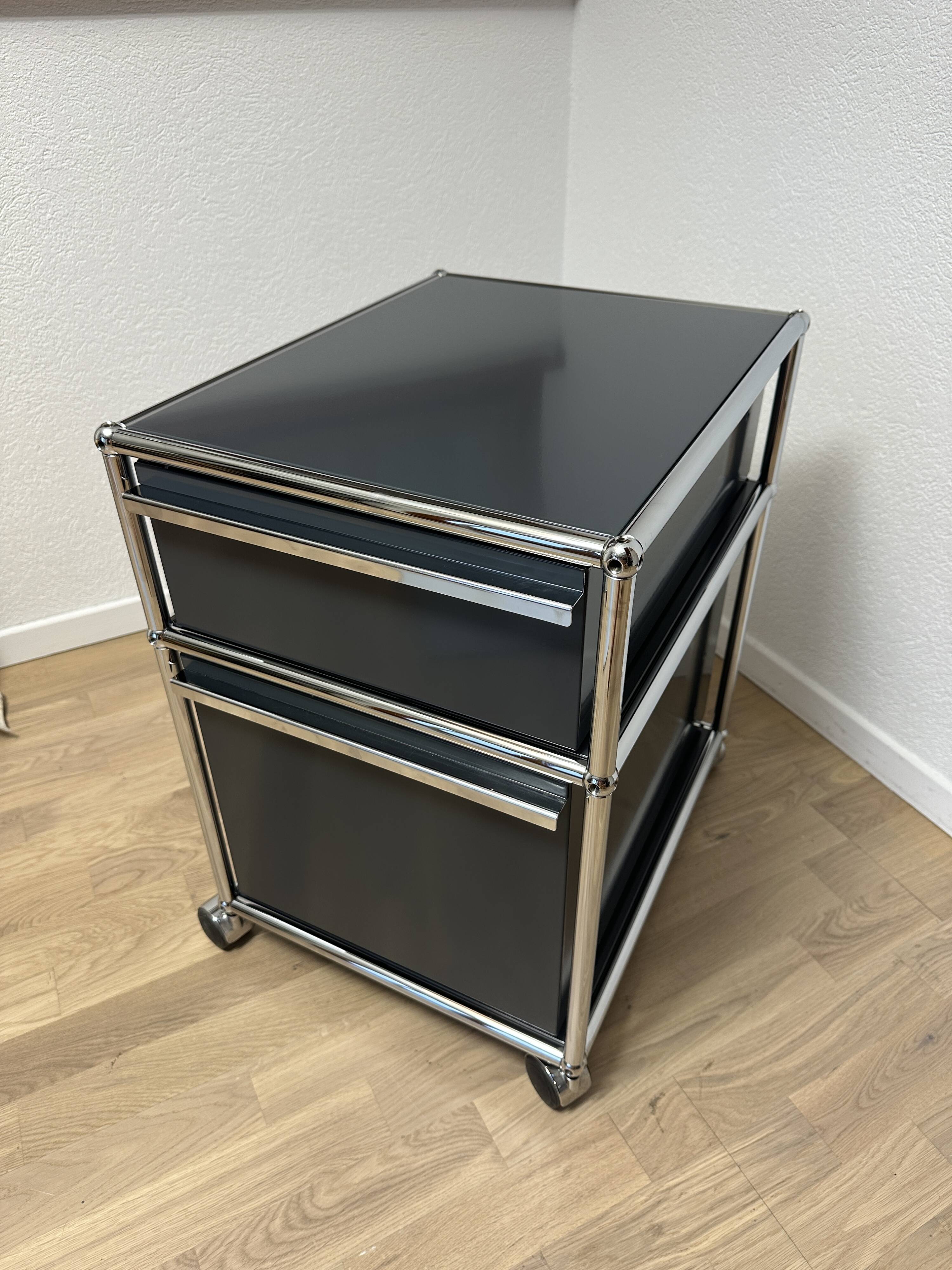 USM Haller wheeled cabinet in Anthracite Grey