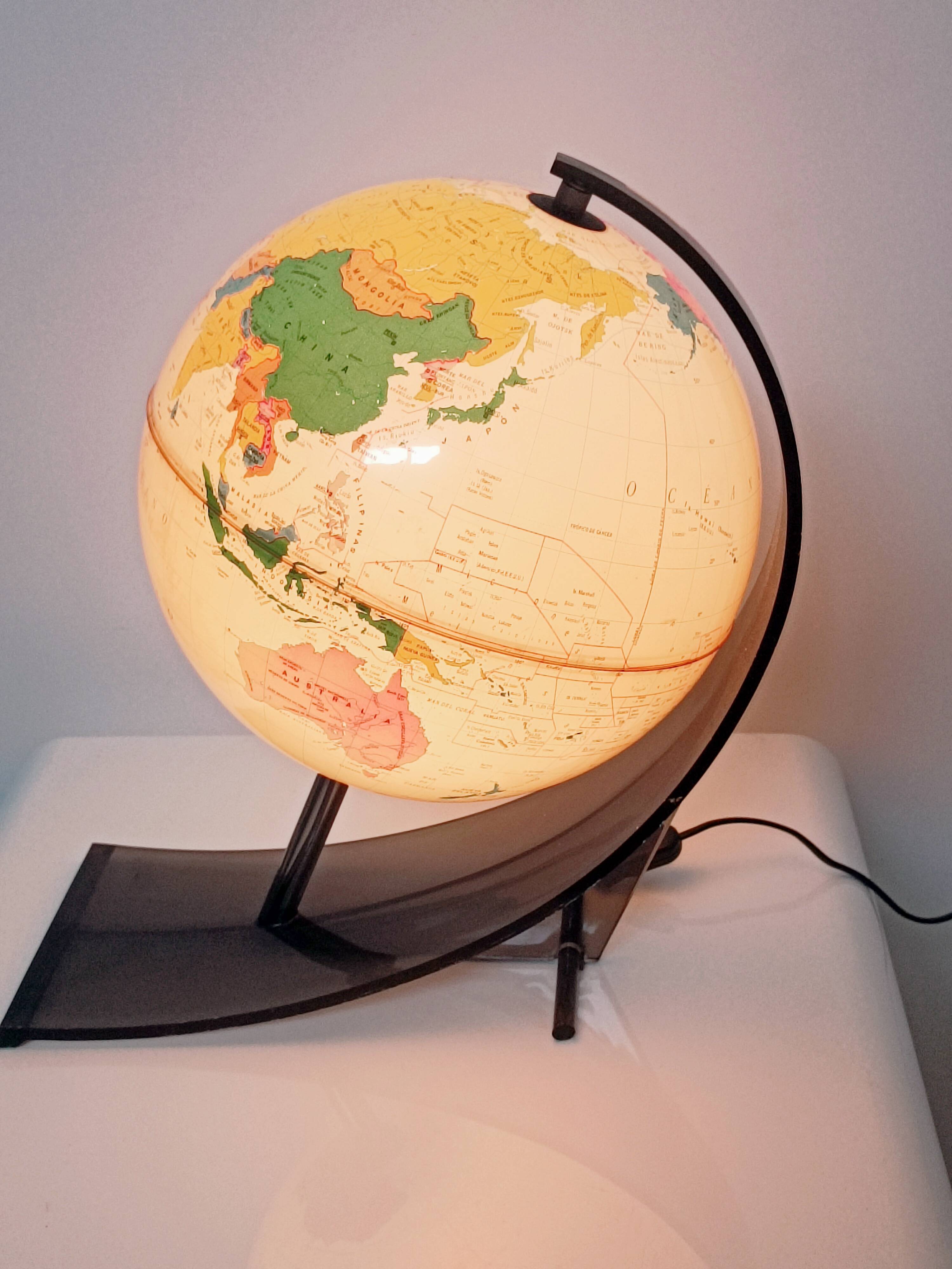 Illuminated terrestrial globe in plexiglass by Nova Rico Florence 1969