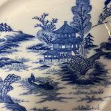 Porcelain plate from the early 20th century with pagoda decoration.
