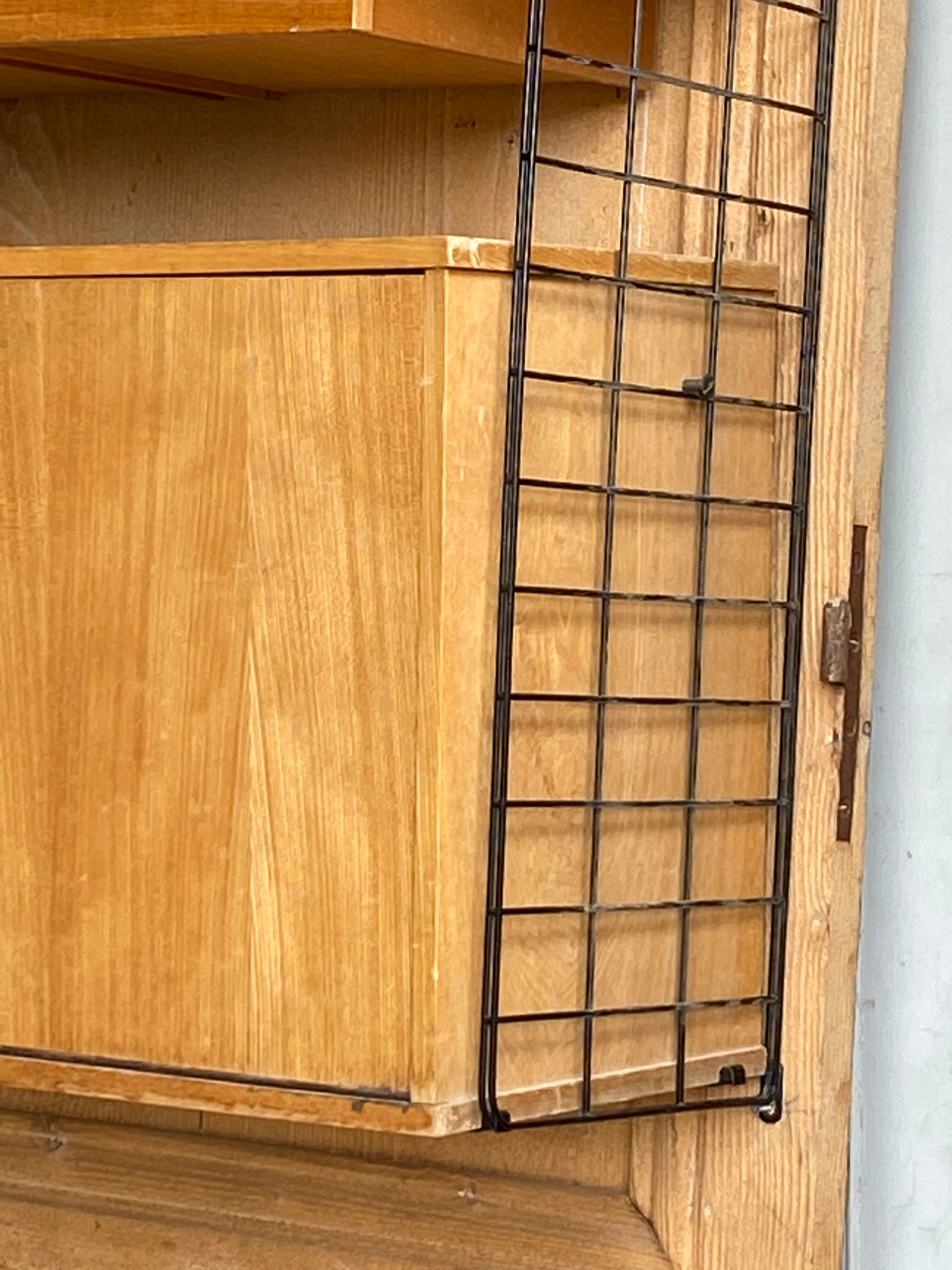 Wall-mounted secretary office