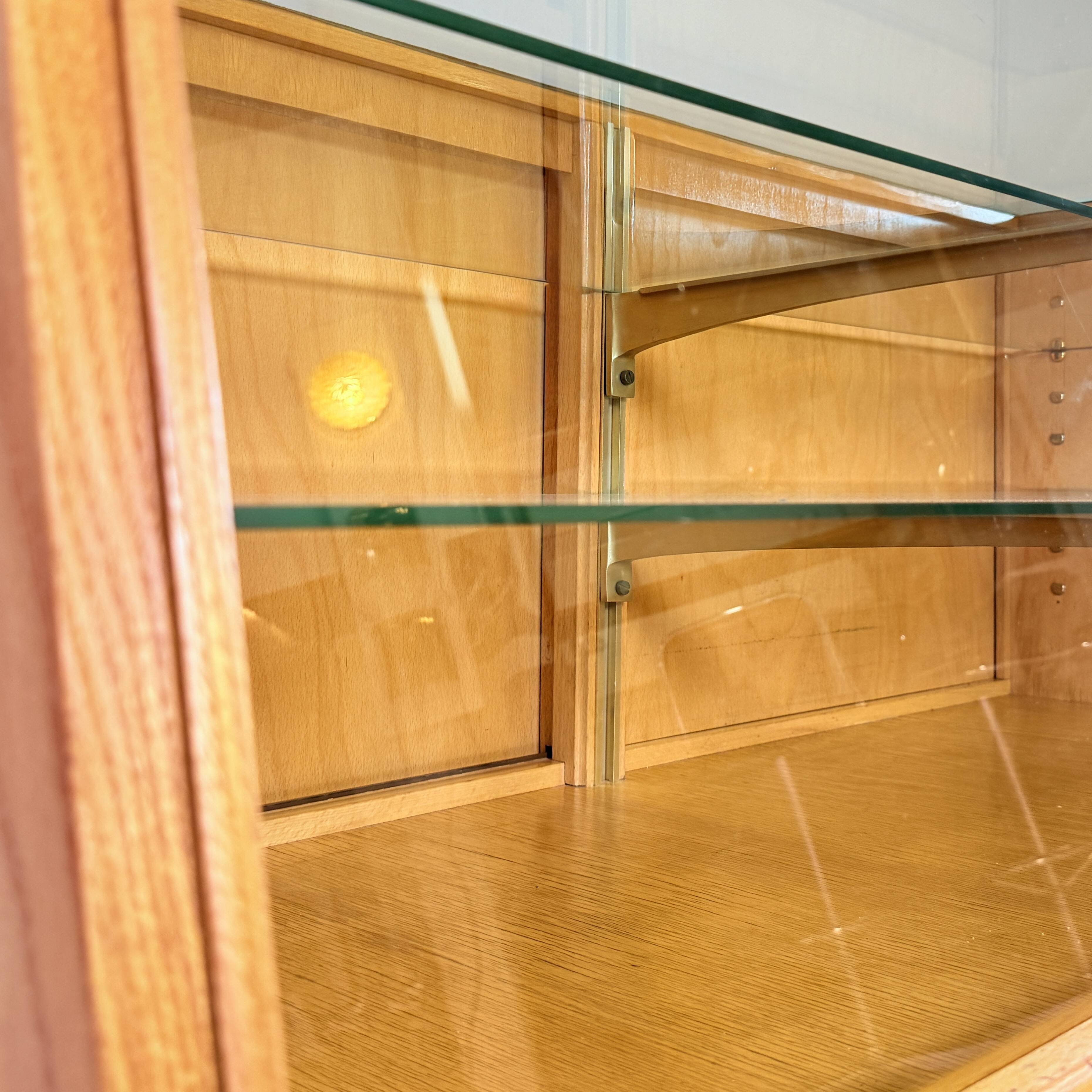 Vitrine vintage sur pieds dorés