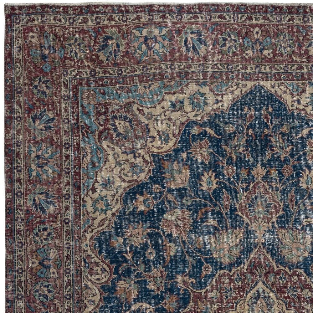 Traditional Vintage Handmade Turkish Area Rug. Hand-knotted Wool Carpet with Medallion Design