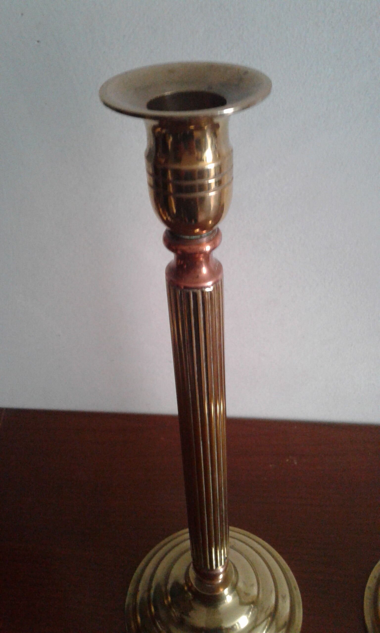 Pair of b-shaped brass legs in the shape of a column