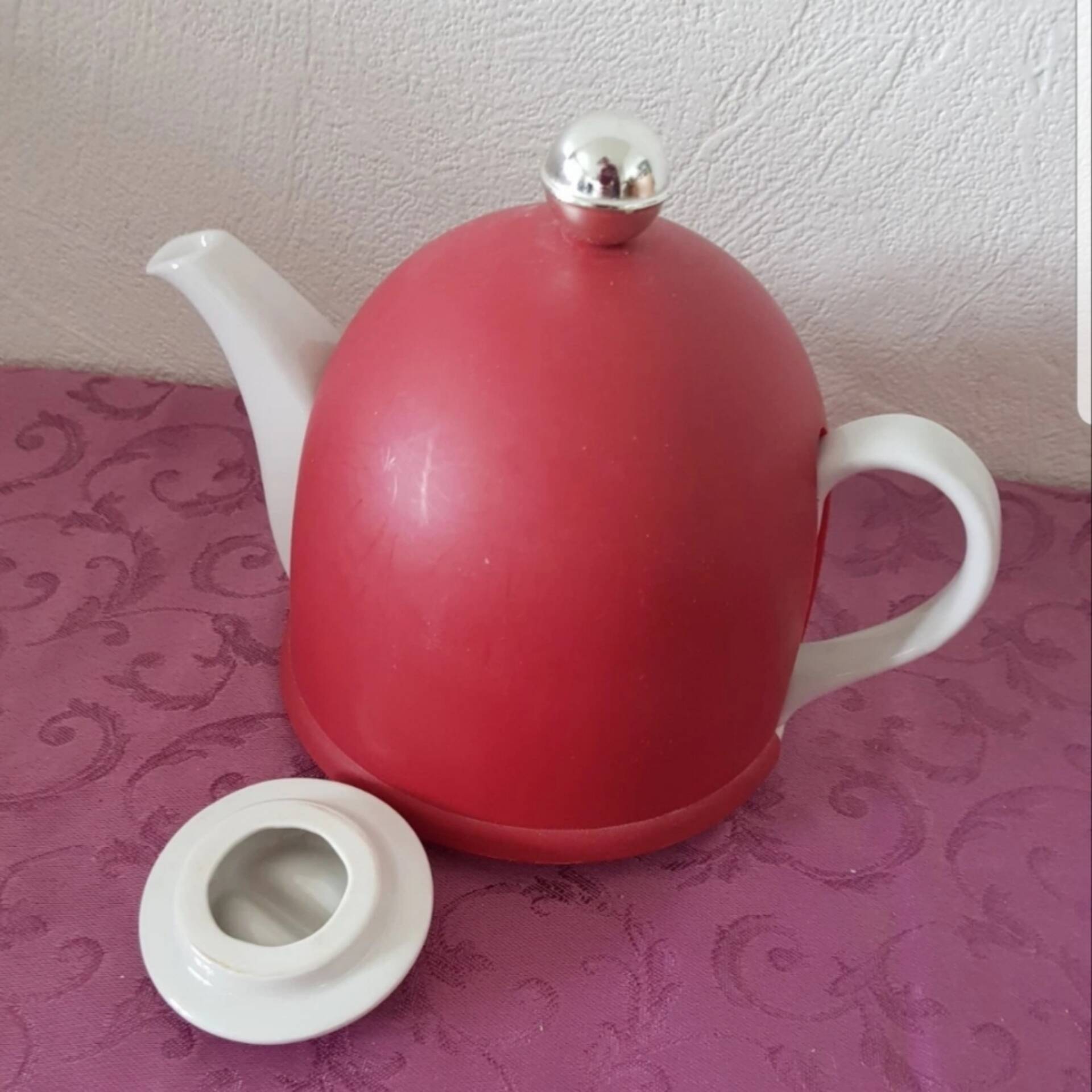 Porcelain teapot with thermal lid
