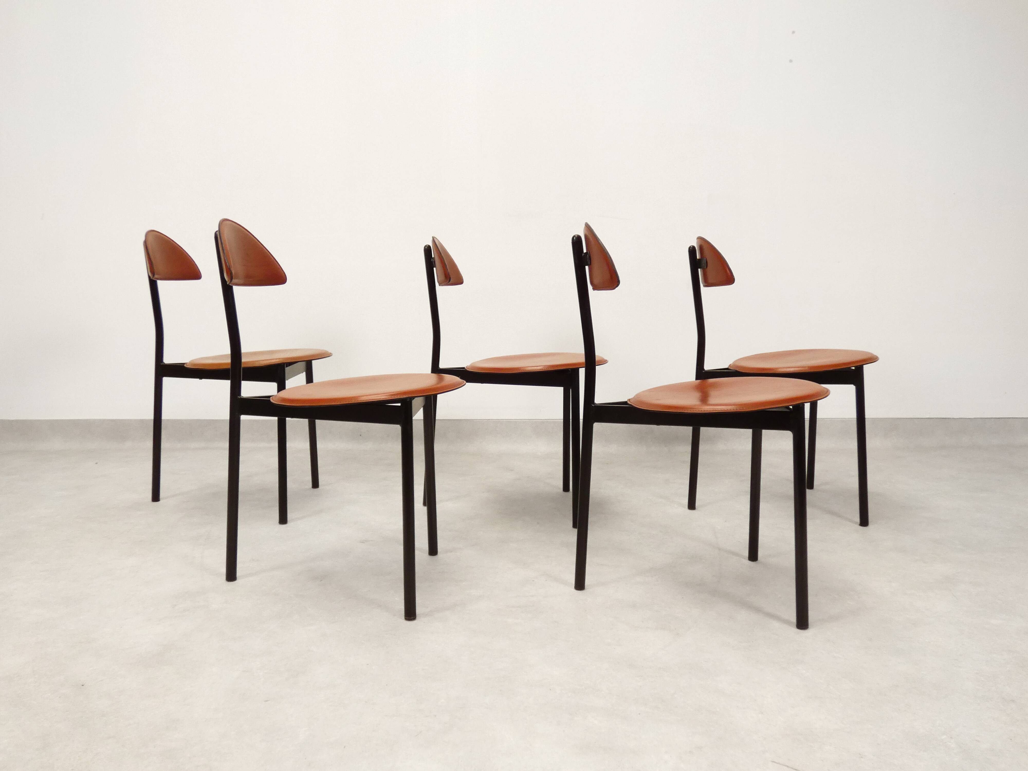 Set of 5 Linea Veam leather tripod chairs