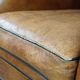 Fauteuil à oreilles en cuir de mouton vintage de style anglais