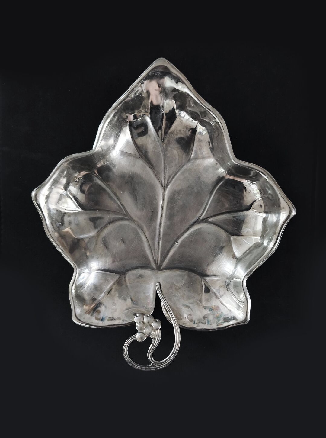 Leaf-shaped pocket tray in minimalist silver plating.