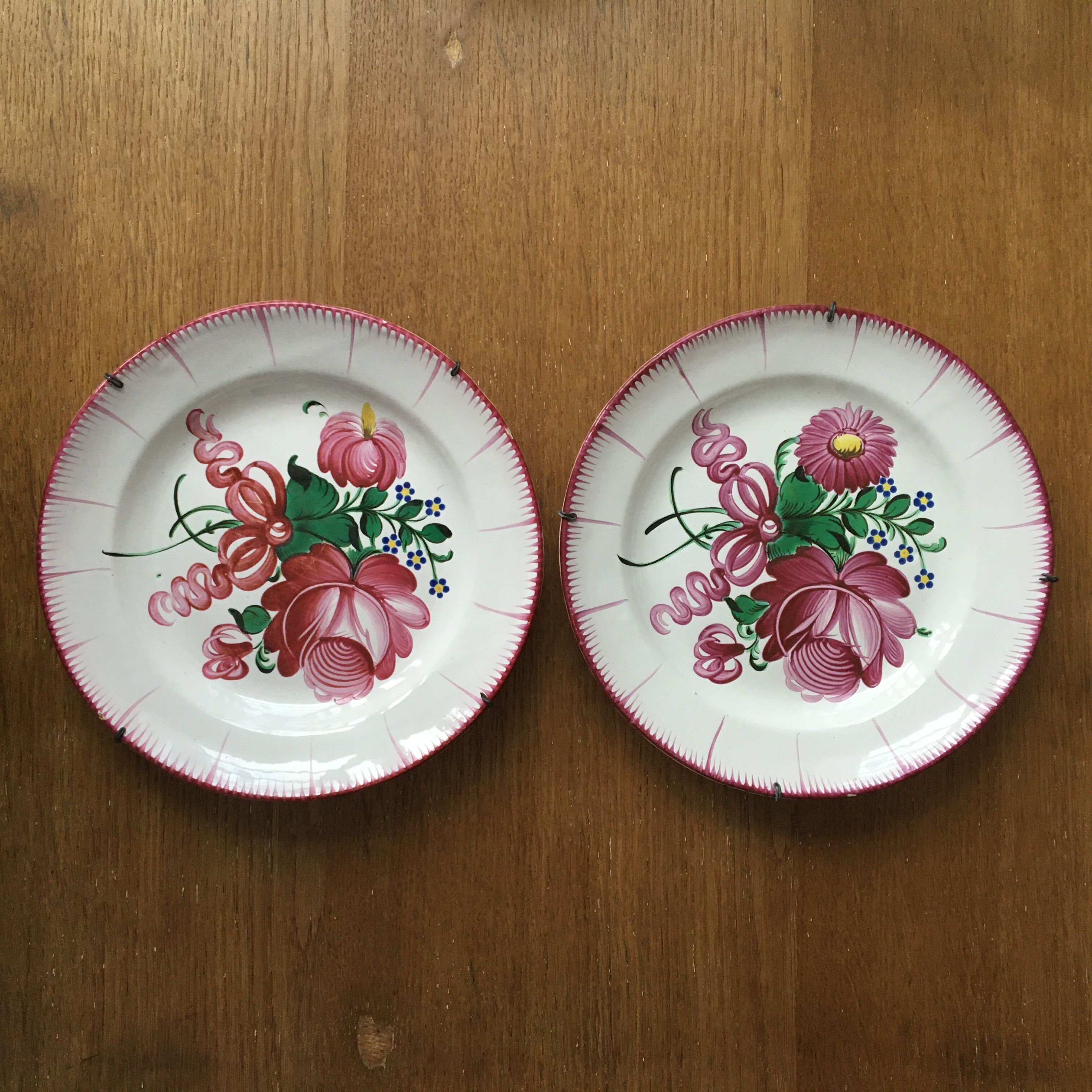 Pair of decorative plates "Bouquet" in old earthenware
