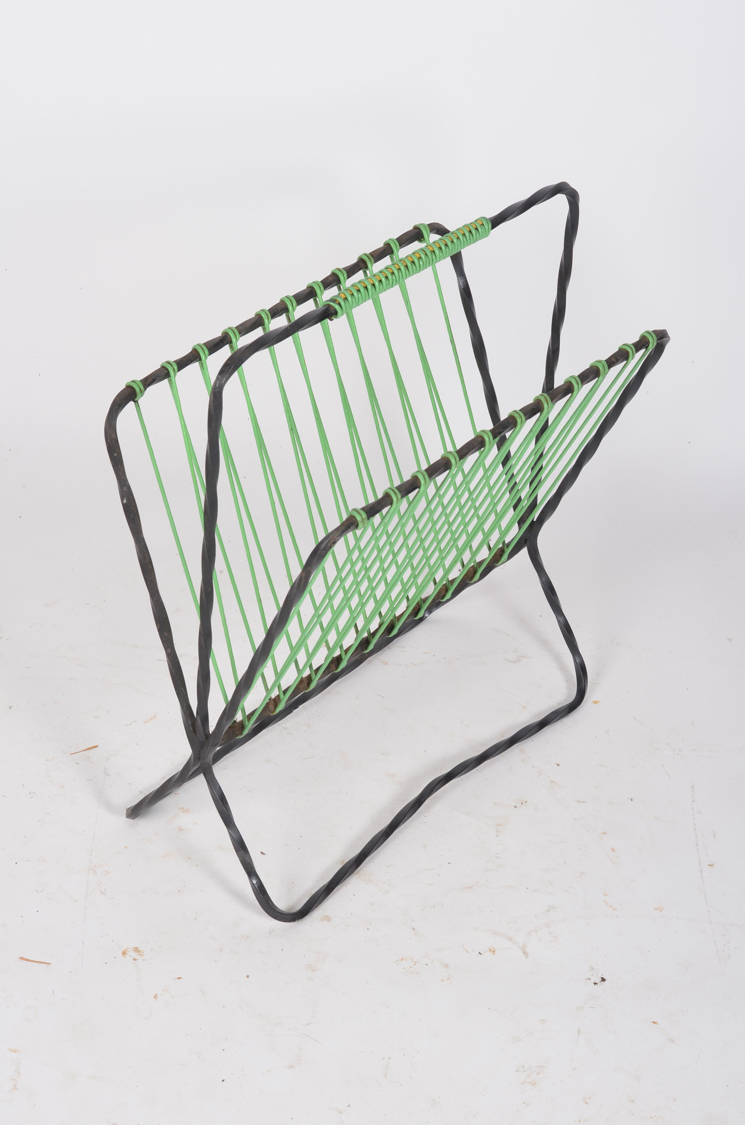 Magazine holder twisted iron and scoubidou