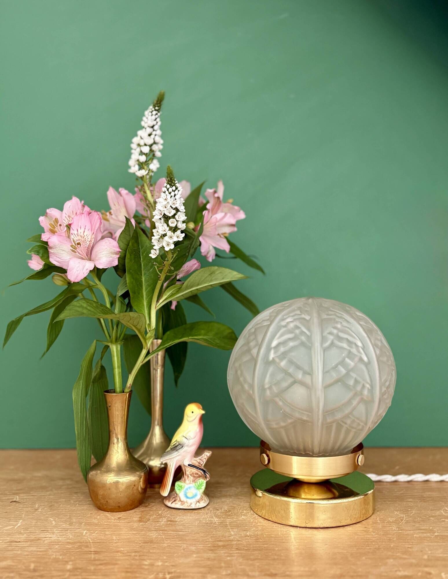 Lampe à poser globe vintage art déco en verre dépoli