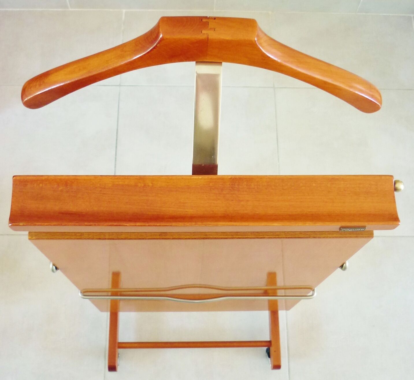 Wooden valet, signed Fratelli Reguitti, 60s, on wheels