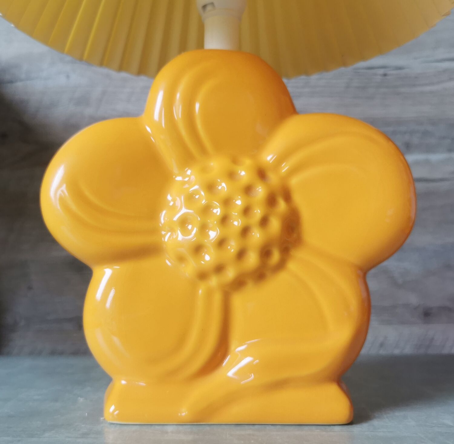 Vintage lamp flower marguerite