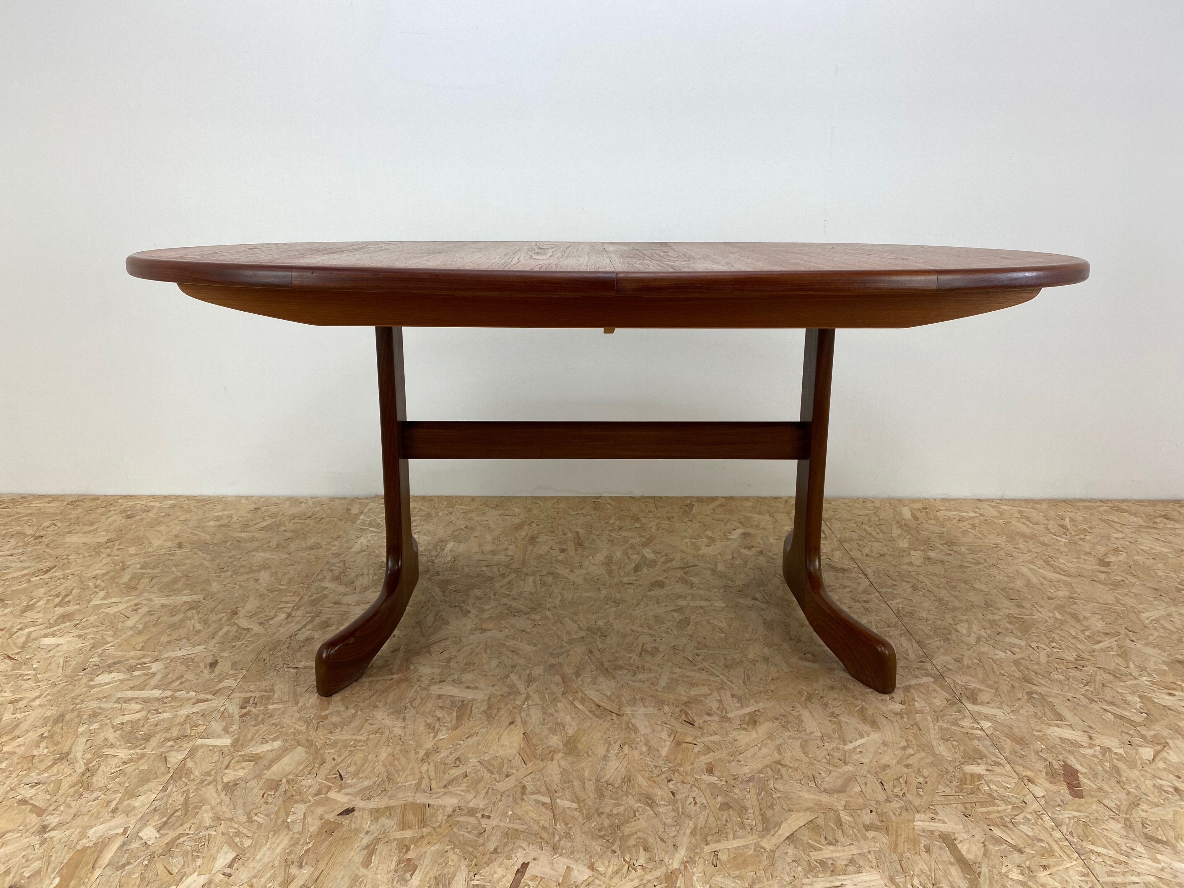 Mid century dining oval table by V.b.  Wilkins for Gplan