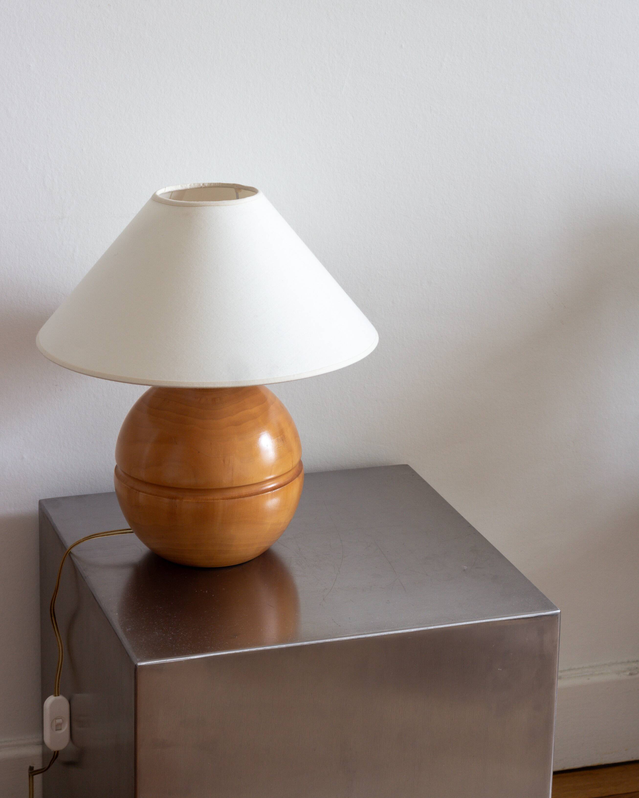Pied de lampe boule en bois blond, Années 60/70