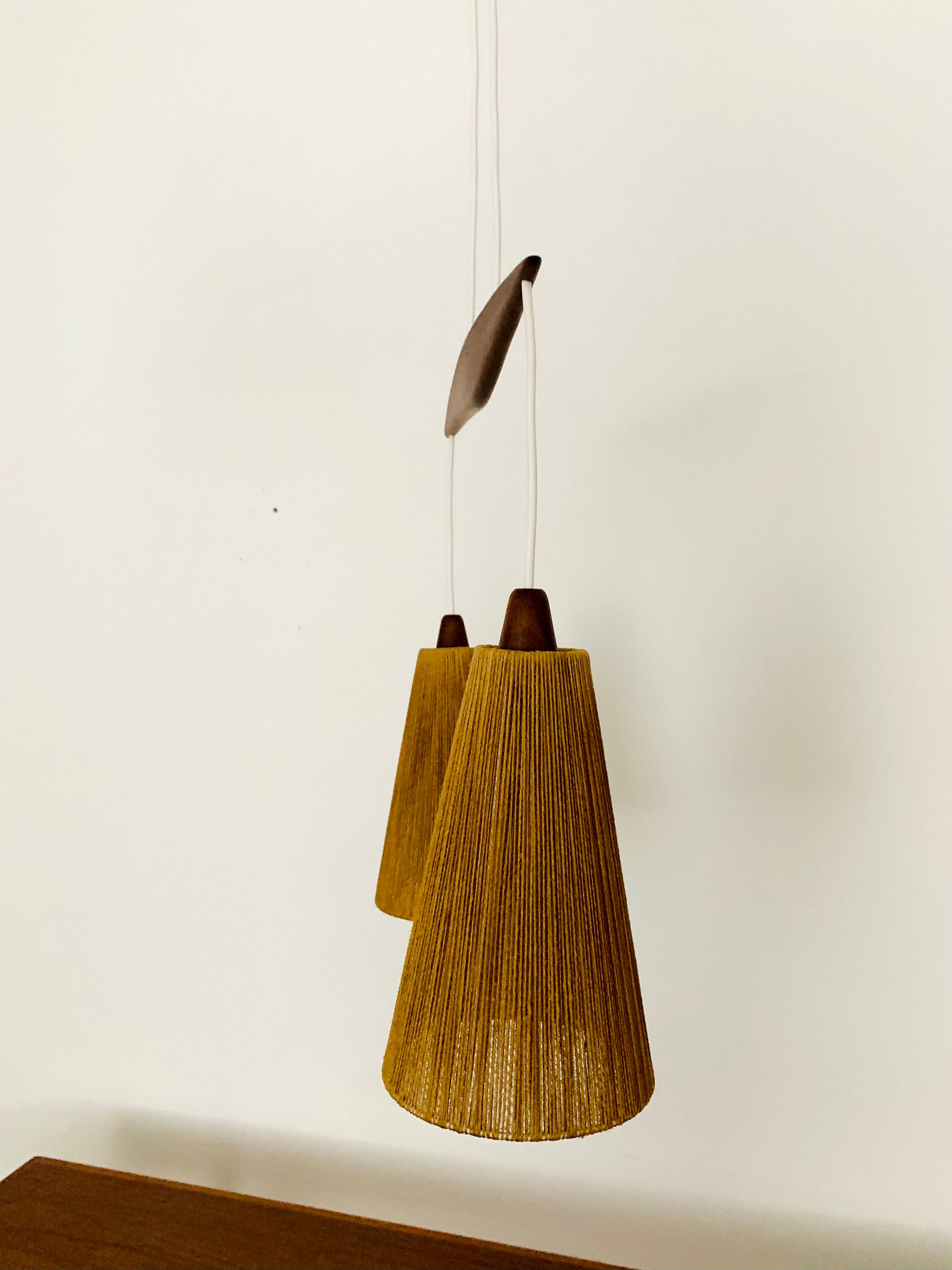 Suspension en teck et sisal par Temde