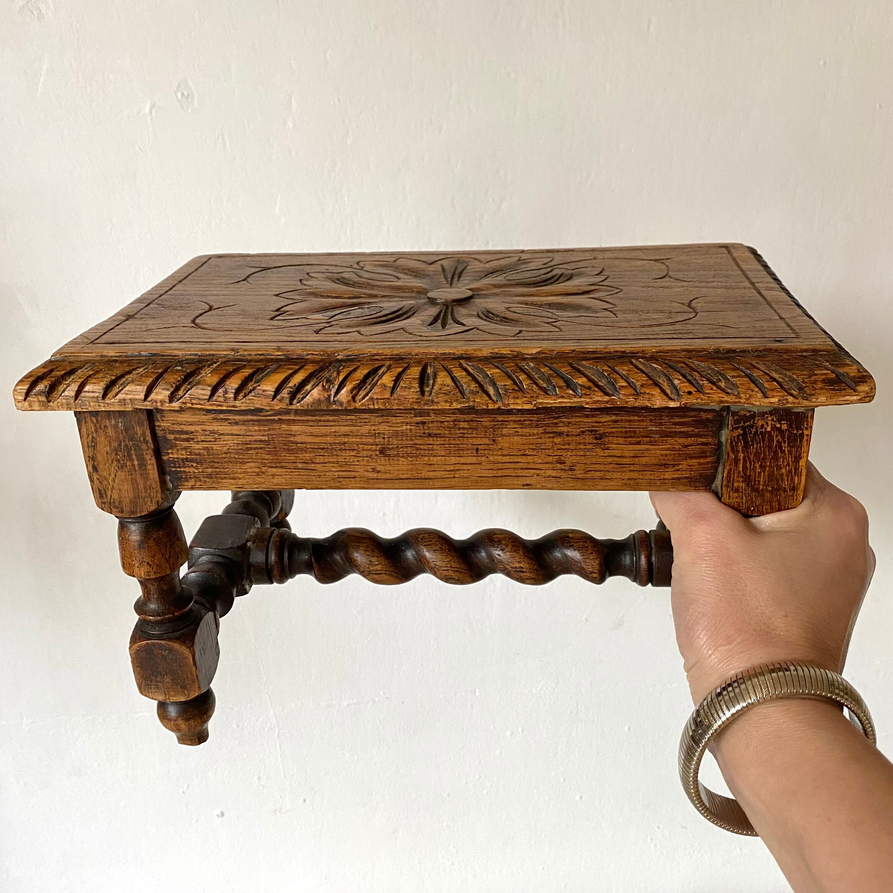 Tabouret bas en bois sculpté style Breton