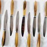Coffret ancien avec 12 couteaux en acier inoxydable et manches en bois de cerf des années 70