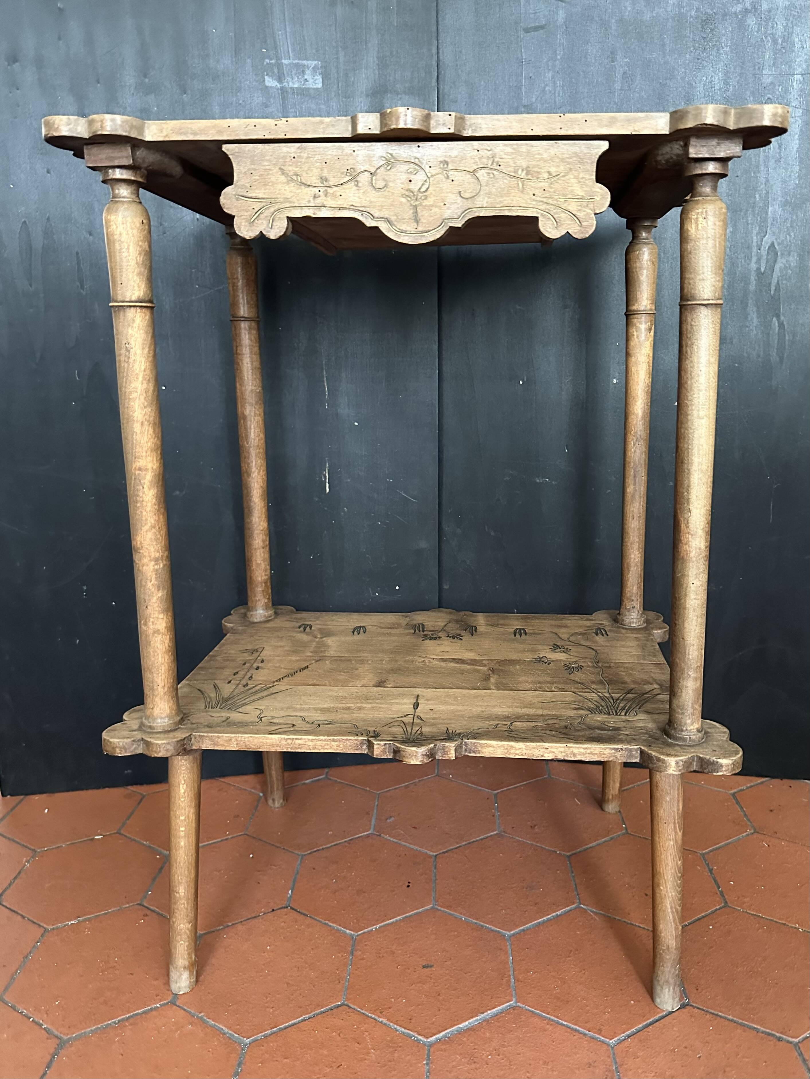 Table d’appoint Art nouveau en bois gravé avec tiroir, vers 1900