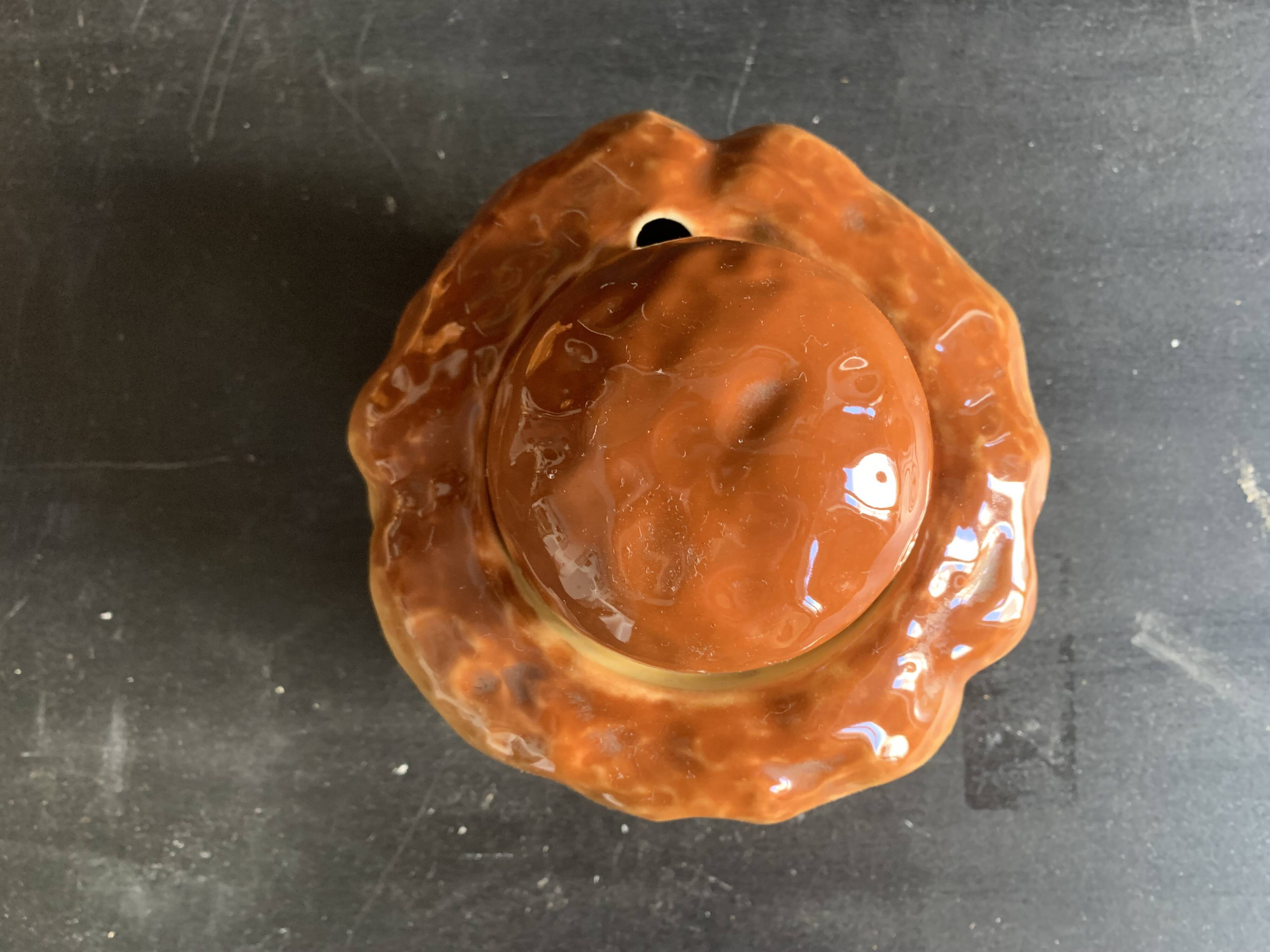 Brioche-shaped slip sugar pot, shaped and sculpted