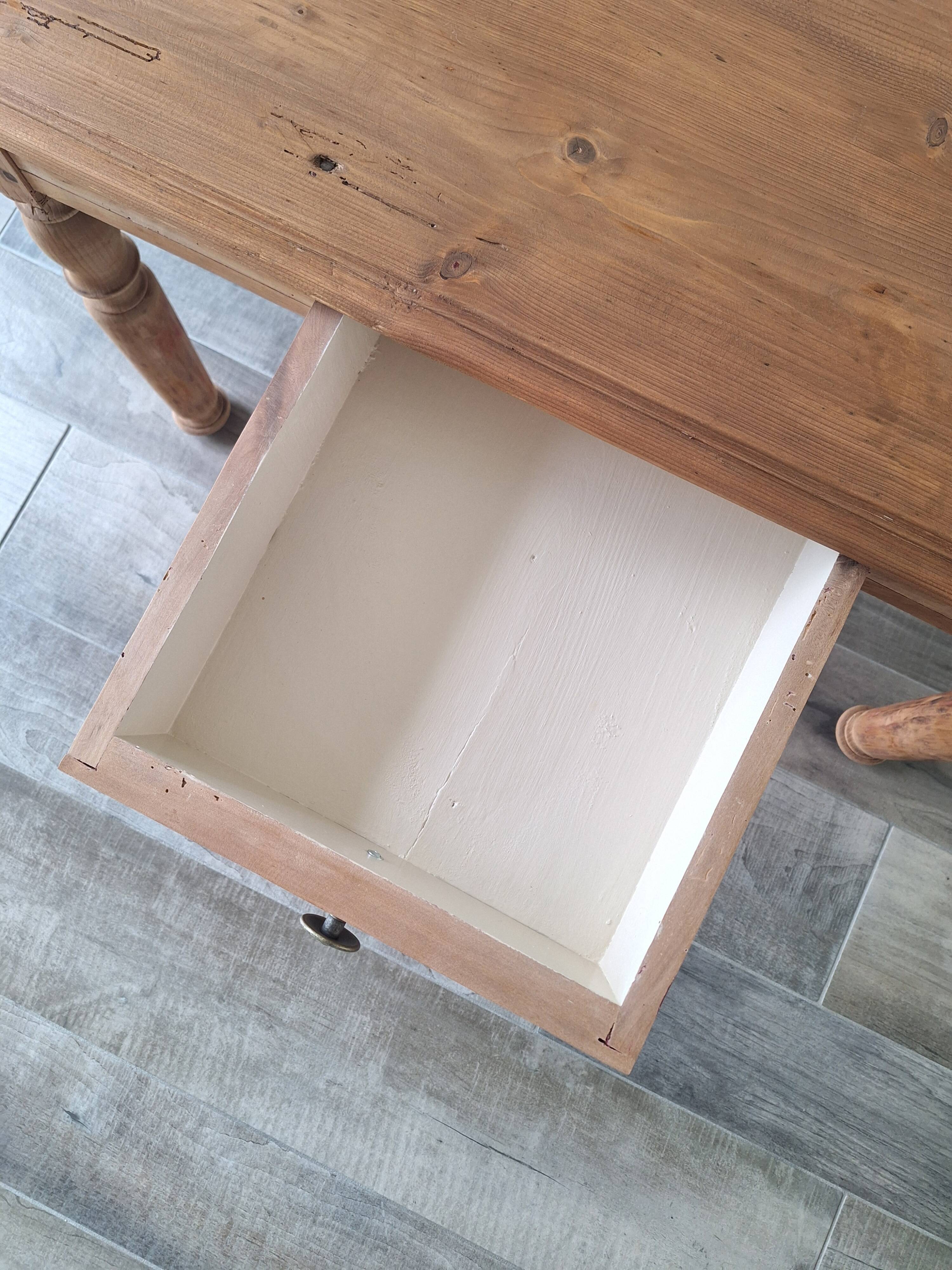Farmhouse coffee table in solid wood, country style.