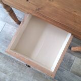 Farmhouse coffee table in solid wood, country style.