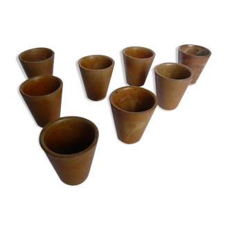 Lot de 8 verres à liqueur en grès