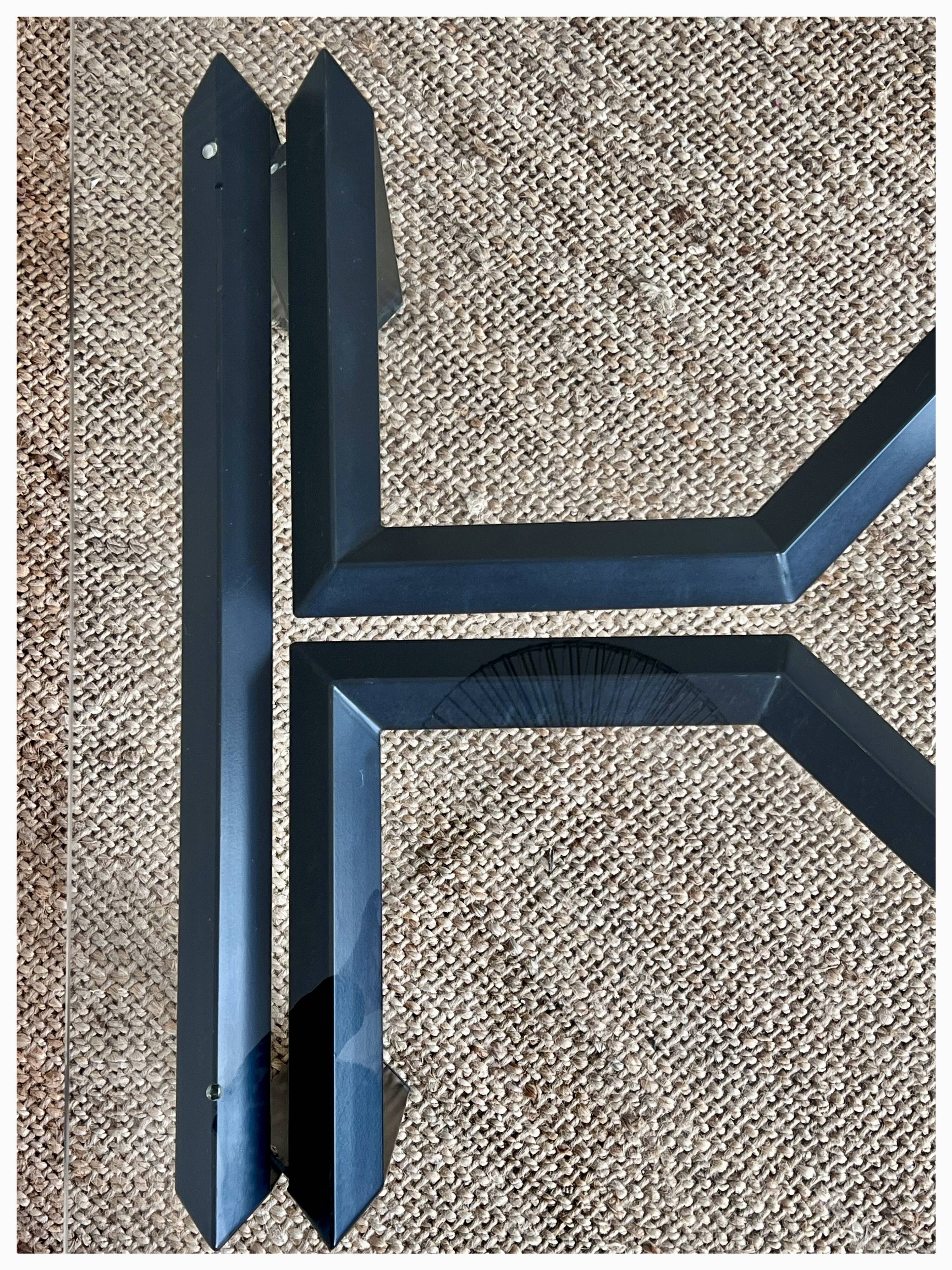 Table de salon postmoderne, structure en métal noir et en verre, années 80.