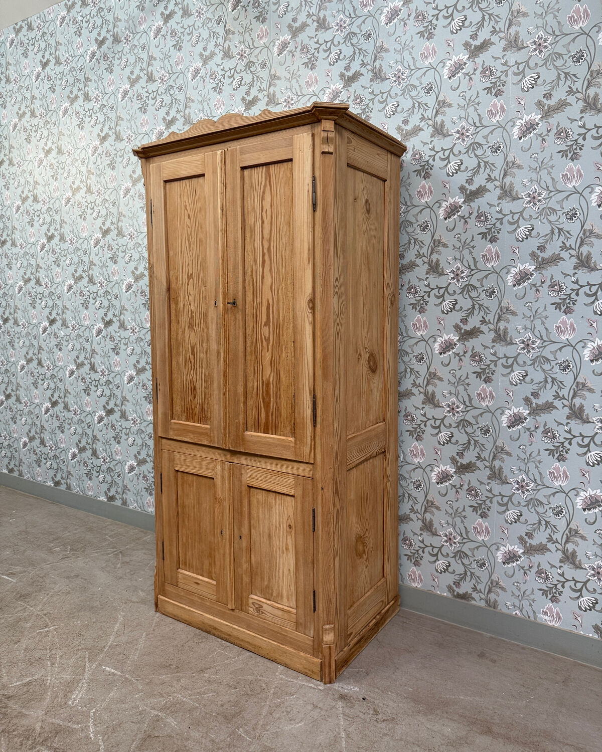 English four-door wardrobe (renovated)