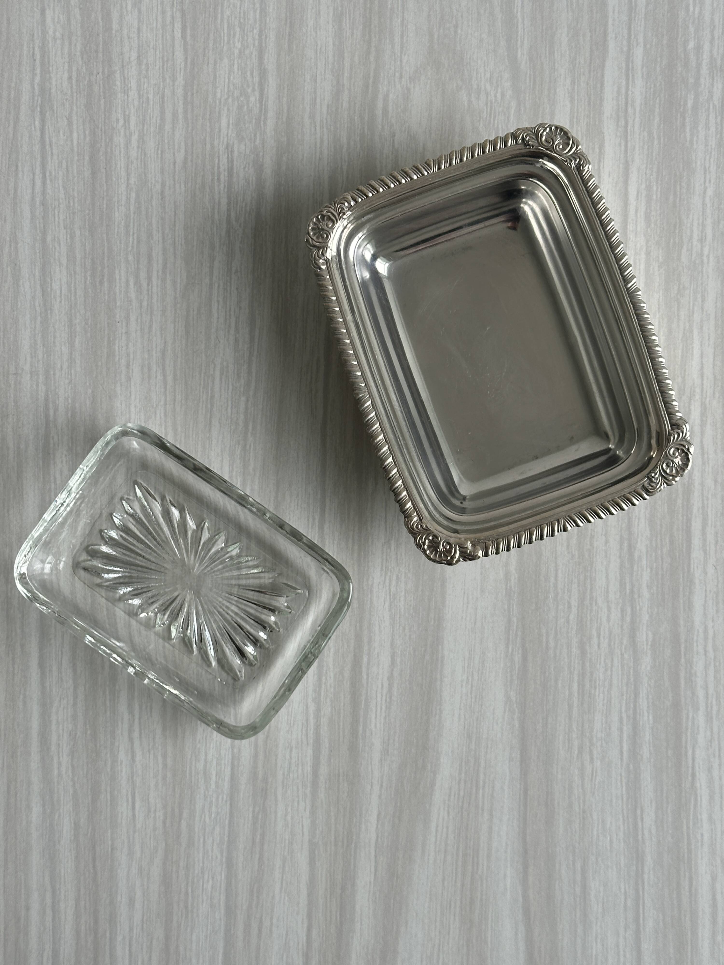 Beurrier en métal léger et verre taillé