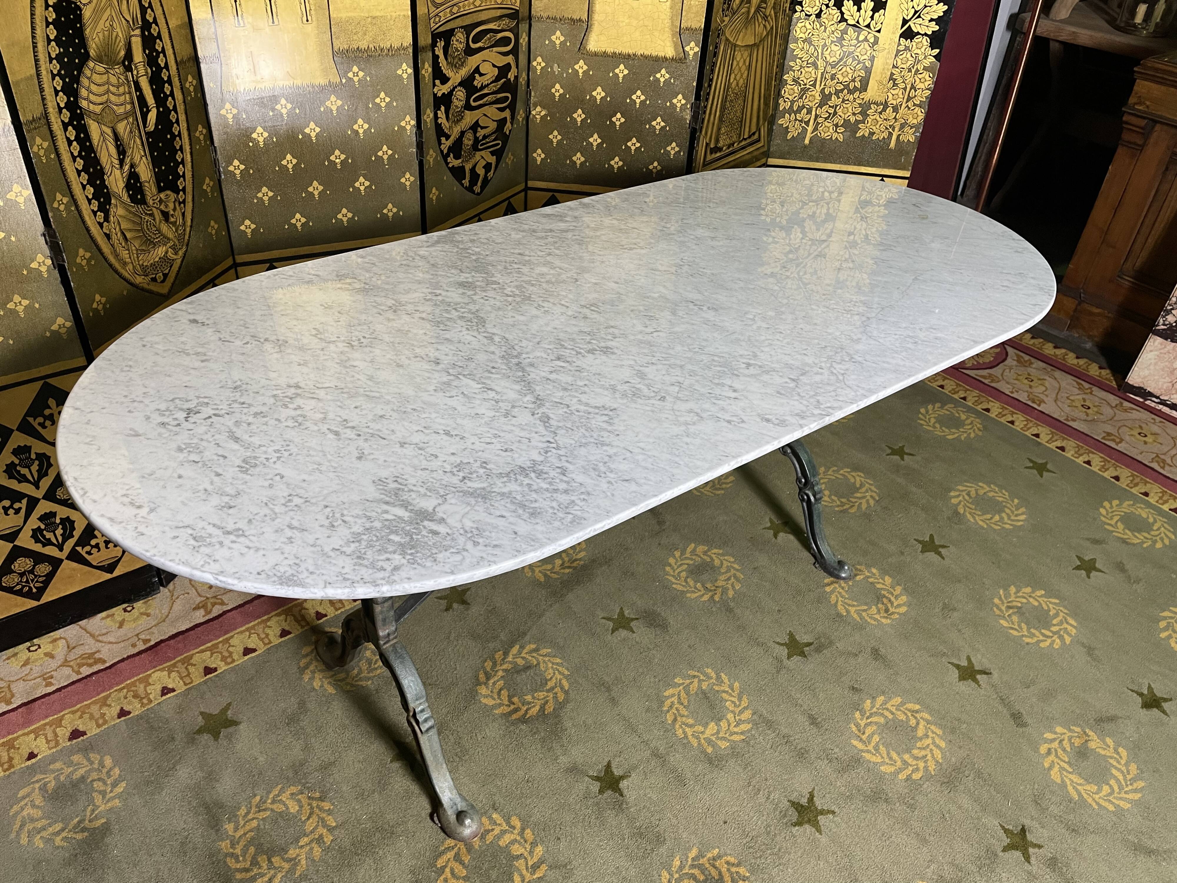 Bistro table in wrought iron and polished marble