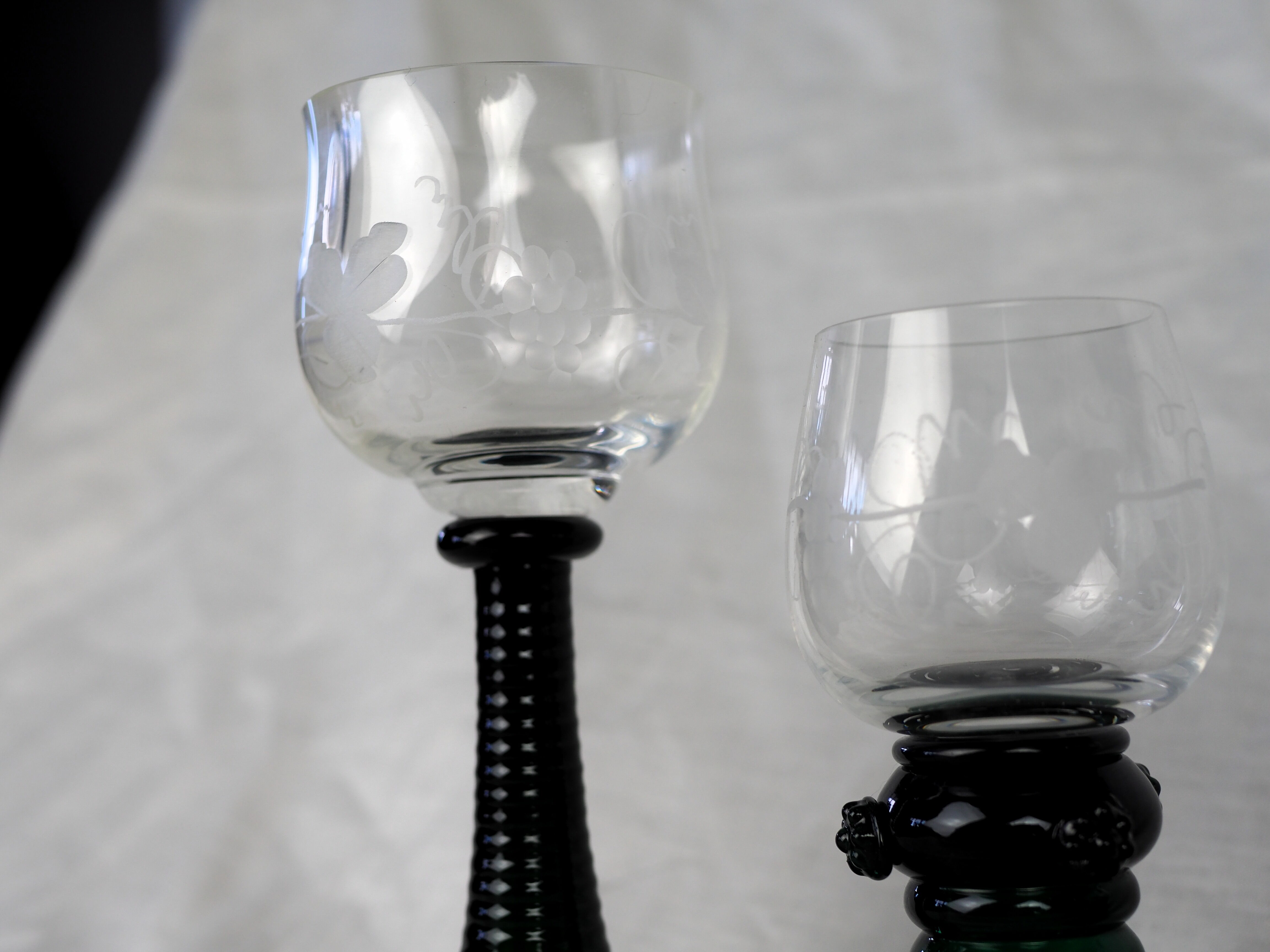 Set of 5 green römer glasses engraved with vine pattern - Bavarian crystal - 70s / 80s