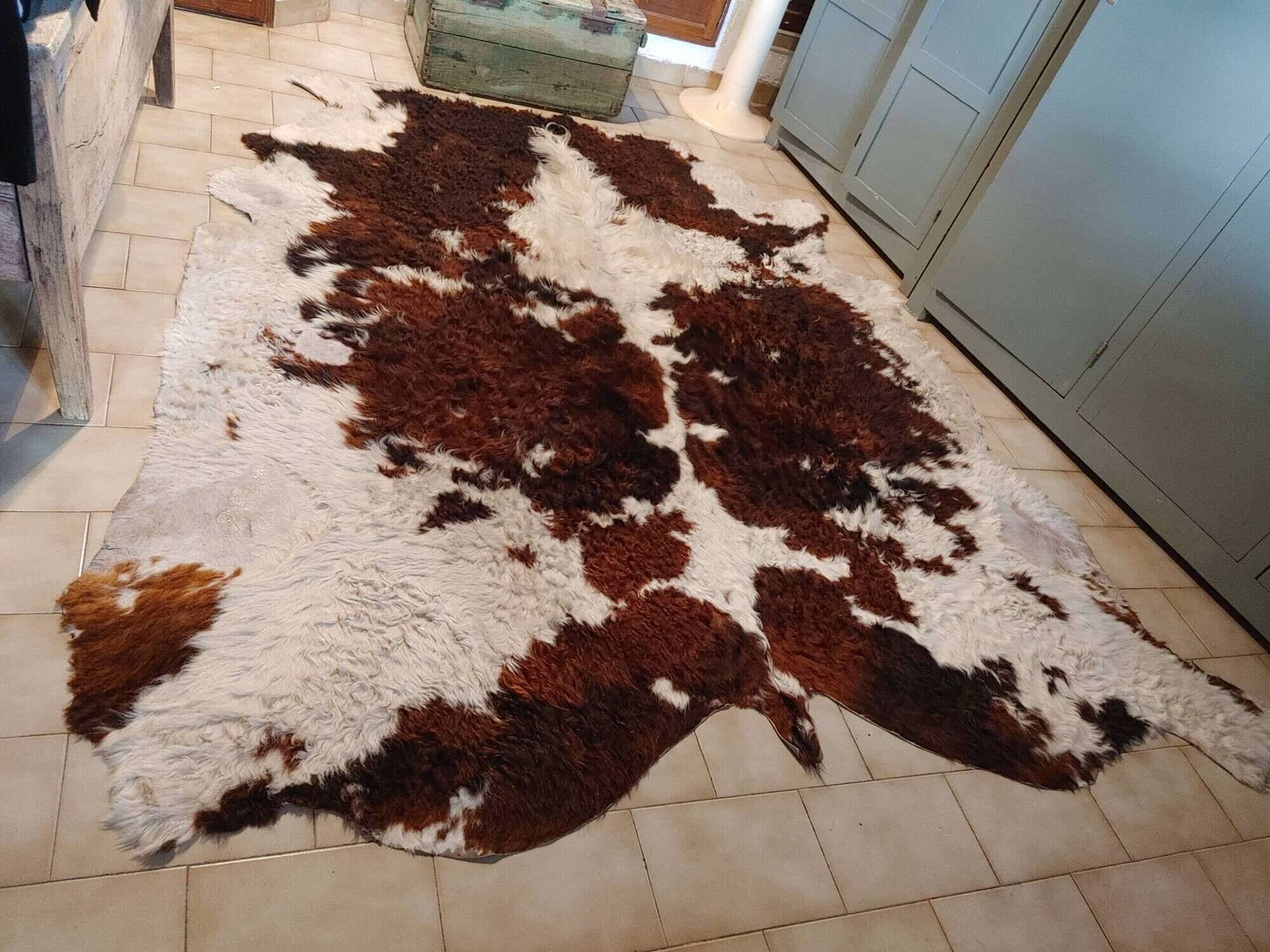 Rug, Large cowhide with fairly long hair - Vintage 70's Tannerie Barjols