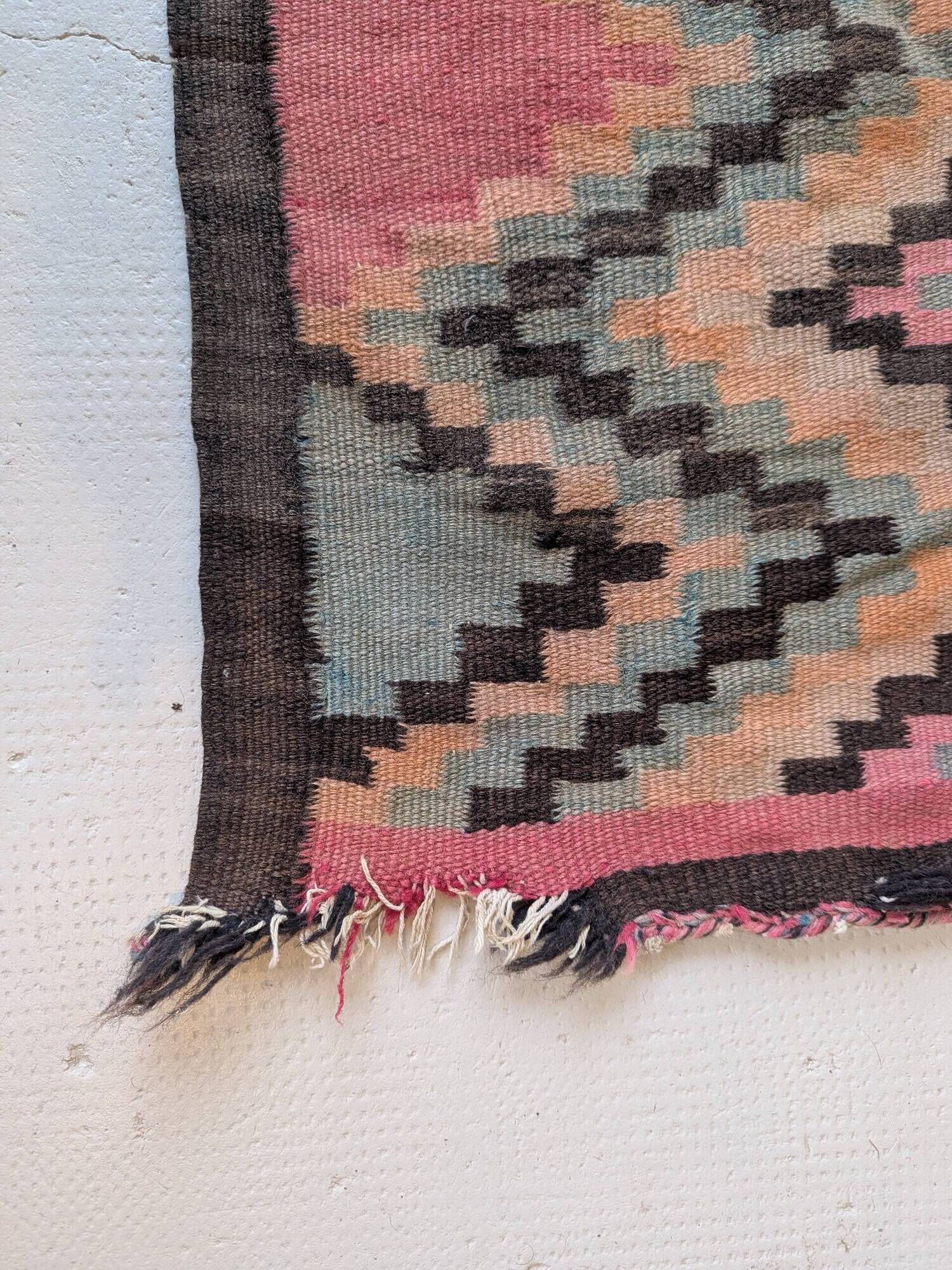 Tapis kilim ancien dans des tons rose