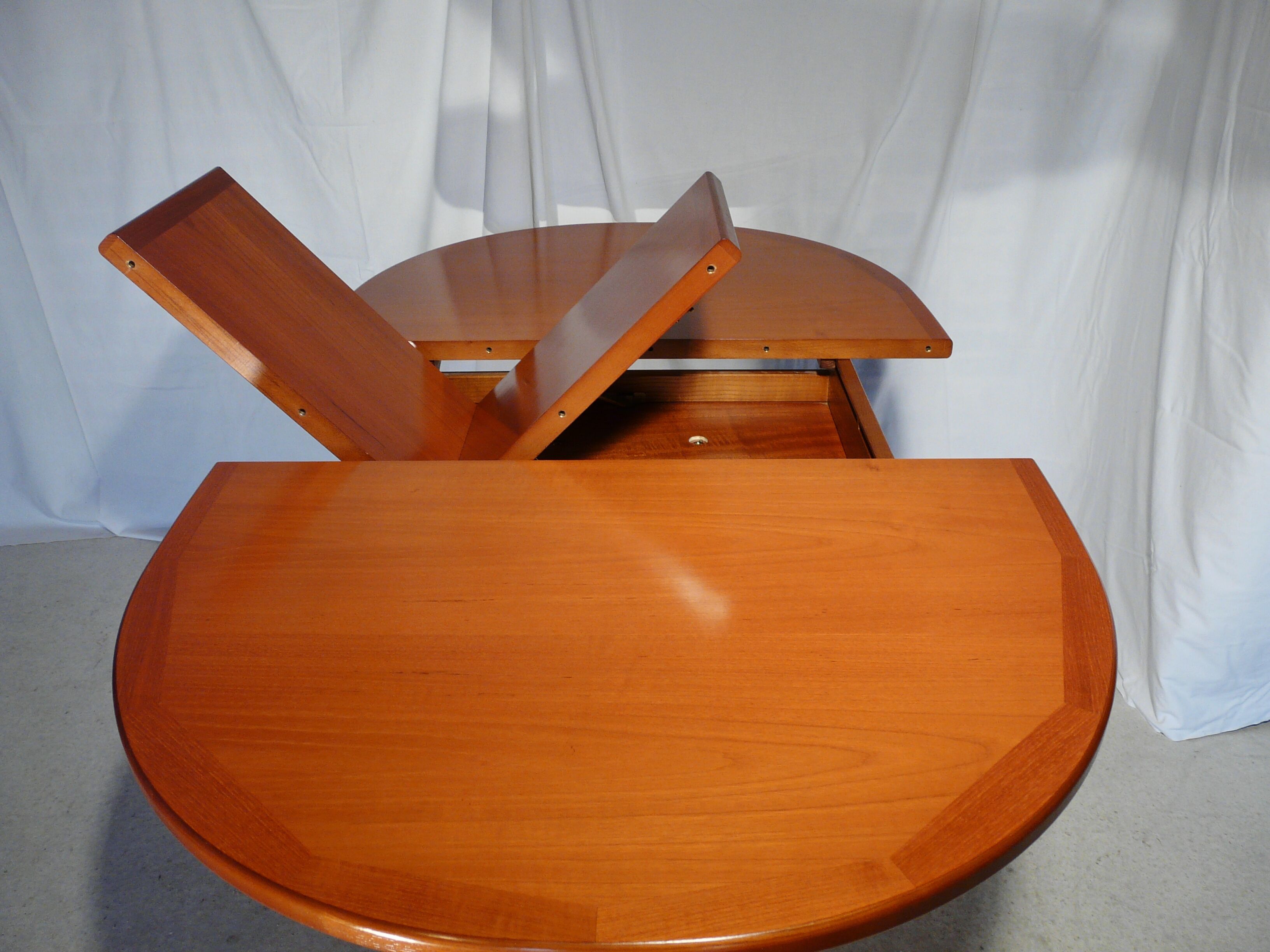 Scandinavian extendable oblong table in G Plan teak