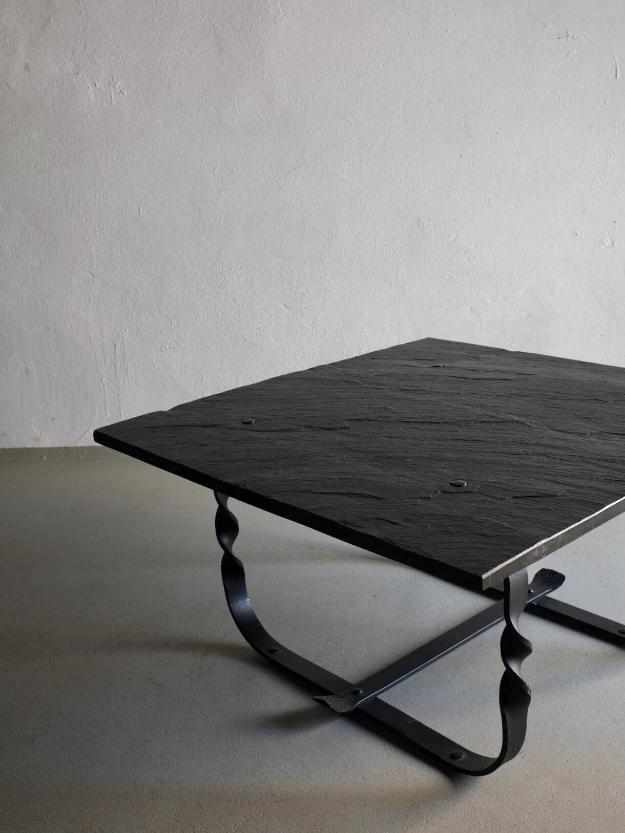 Table basse en métal forgé et pierre noire | Style brutaliste | France | Années 1970