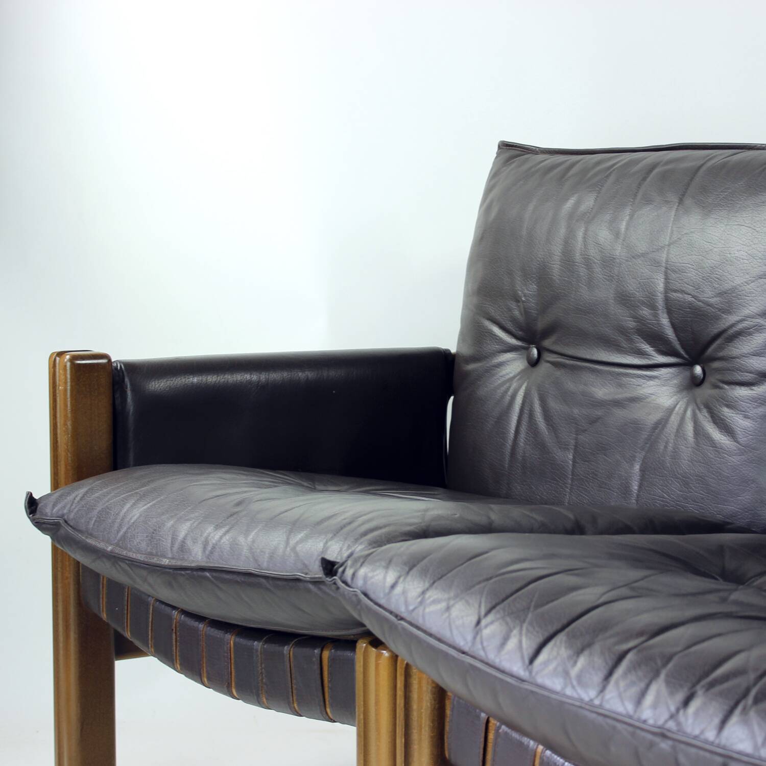Canapé deux places en noyer et cuir par Boris Hála pour Ton, 1986