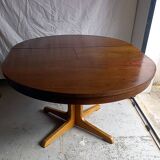 Table ronde vintage extensible en bois.