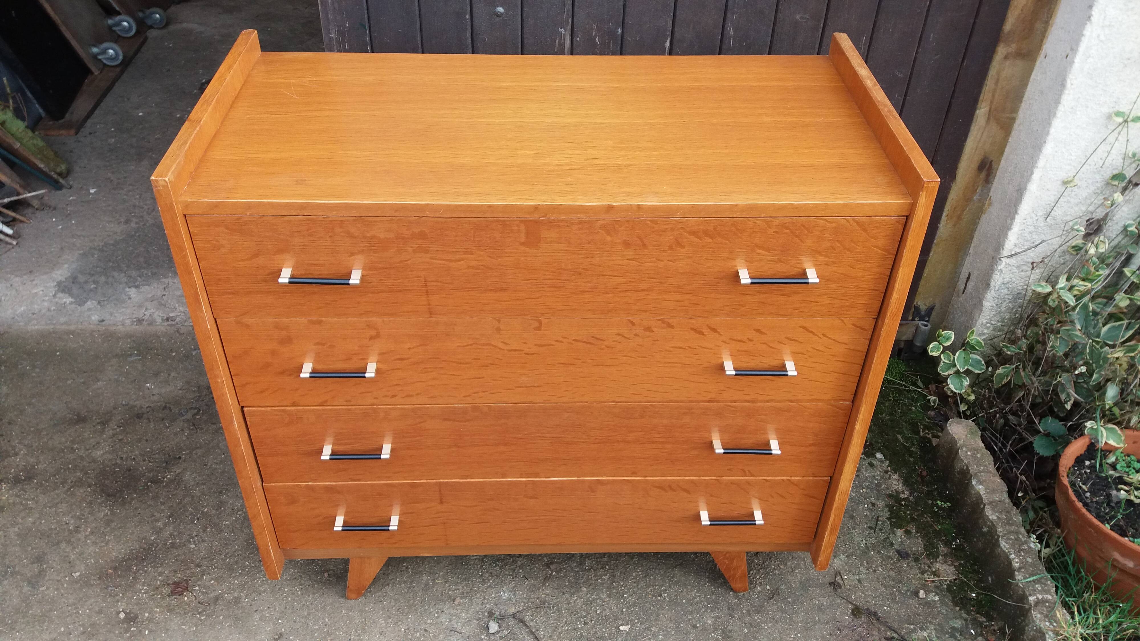 Vintage chest of drawers, tapered legs.