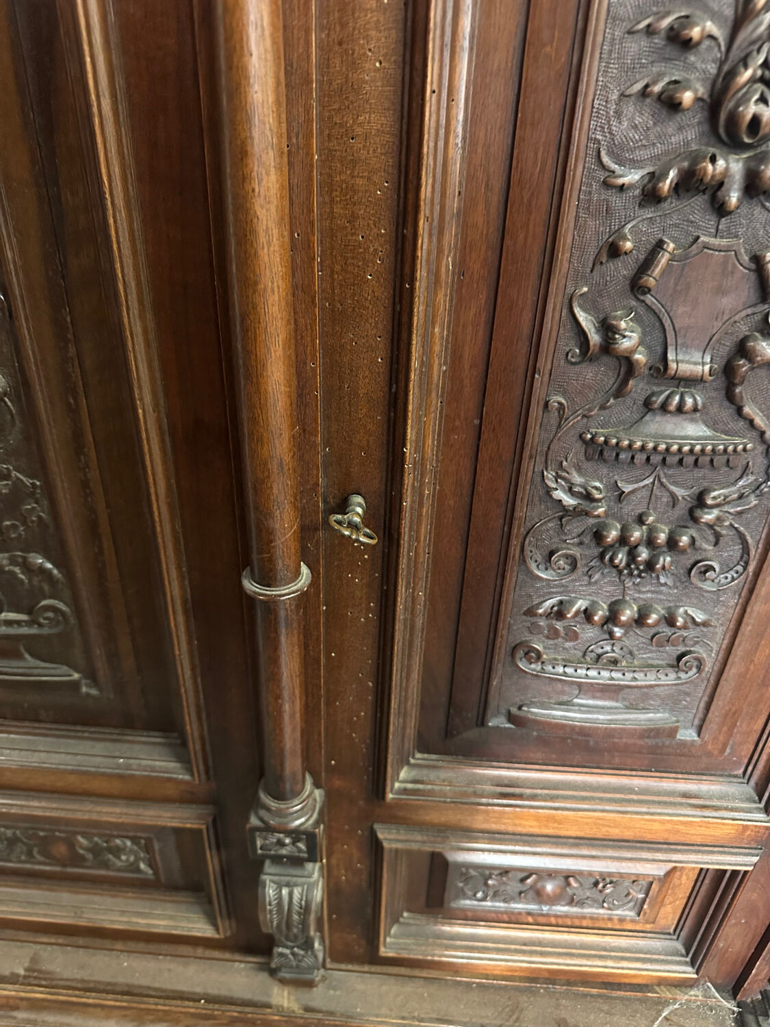Small Renaissance-style buffet in walnut, 19th century.