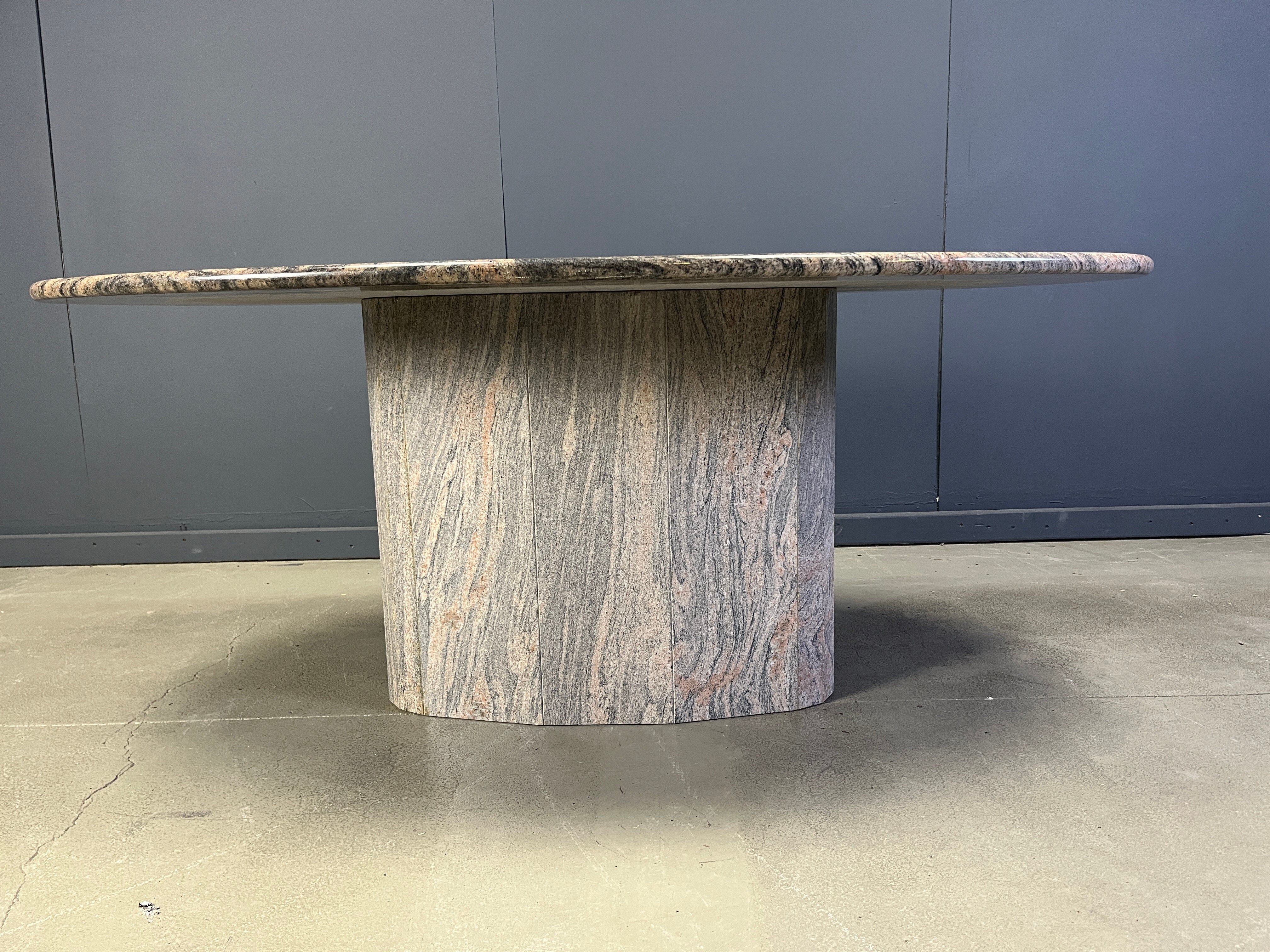 Table à manger en granit ovale vintage, années 1970