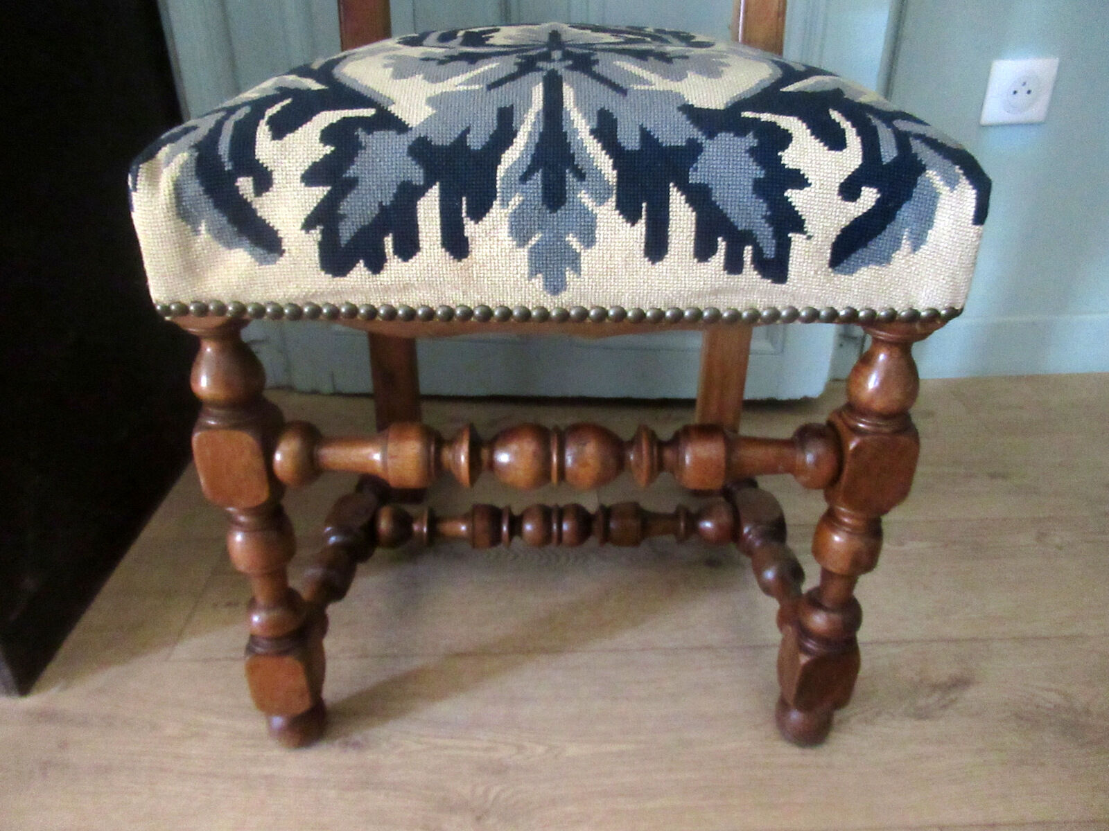 Series of 6 Louis XIII style chairs, in walnut