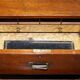 Commode de campagne estampillée Army & Navy C.S.L avec bureau rabattable