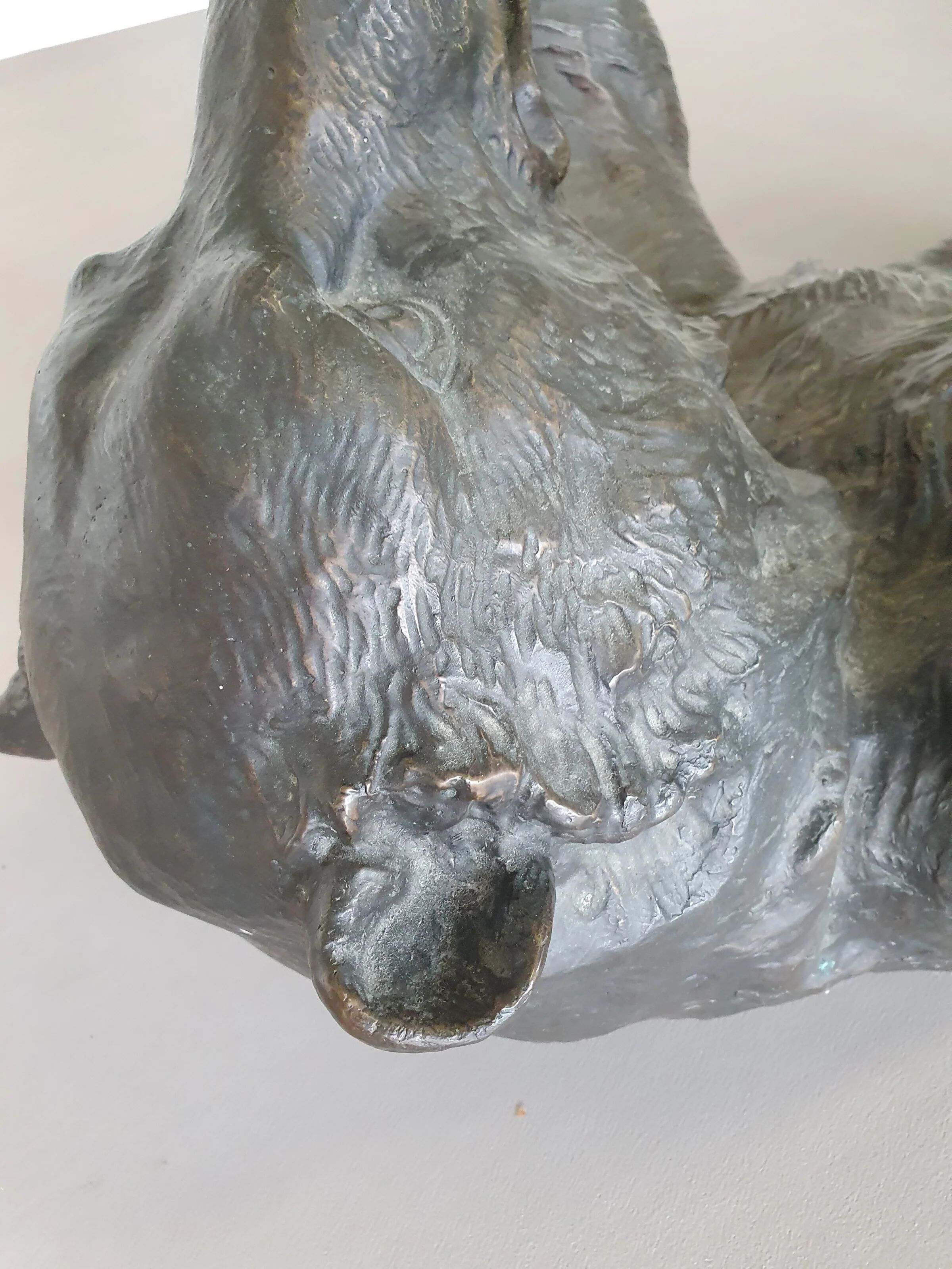Cadre de table basse en bronze avec un ours finement détaillé.