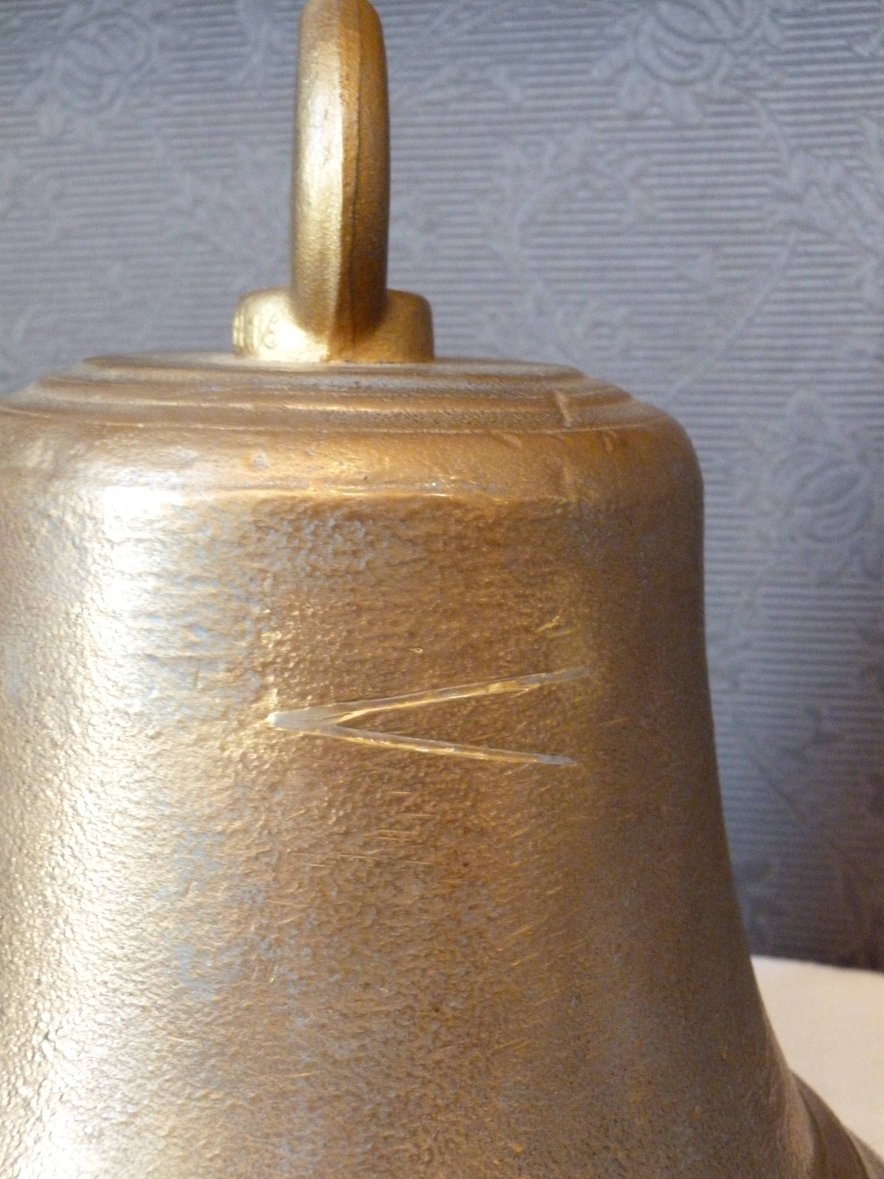 Cloche en bronze laitonné
