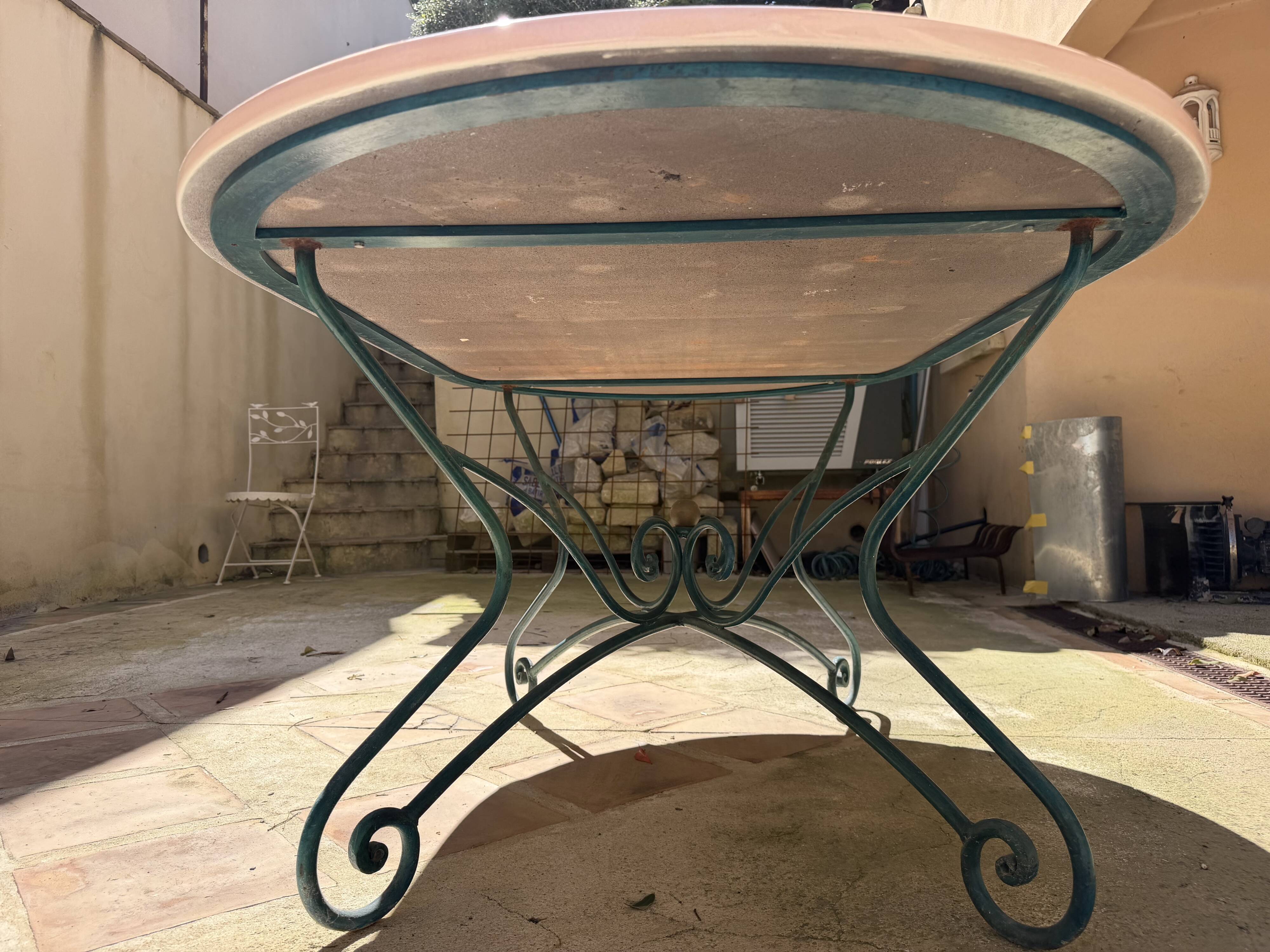 Oval table in enamelled lava from volvic